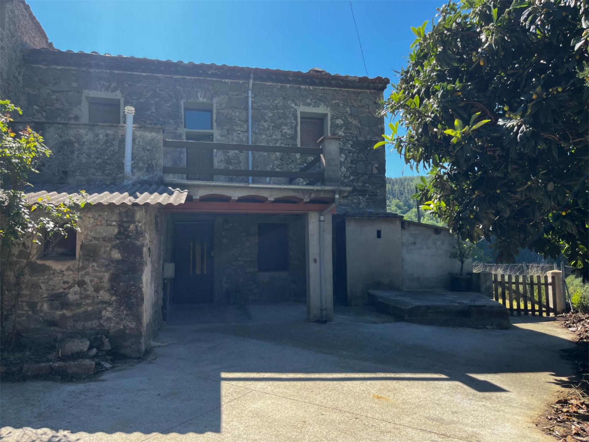 Vista exterior de Finca rústica en venda en Montagut i Oix amb Terrassa i Balcó