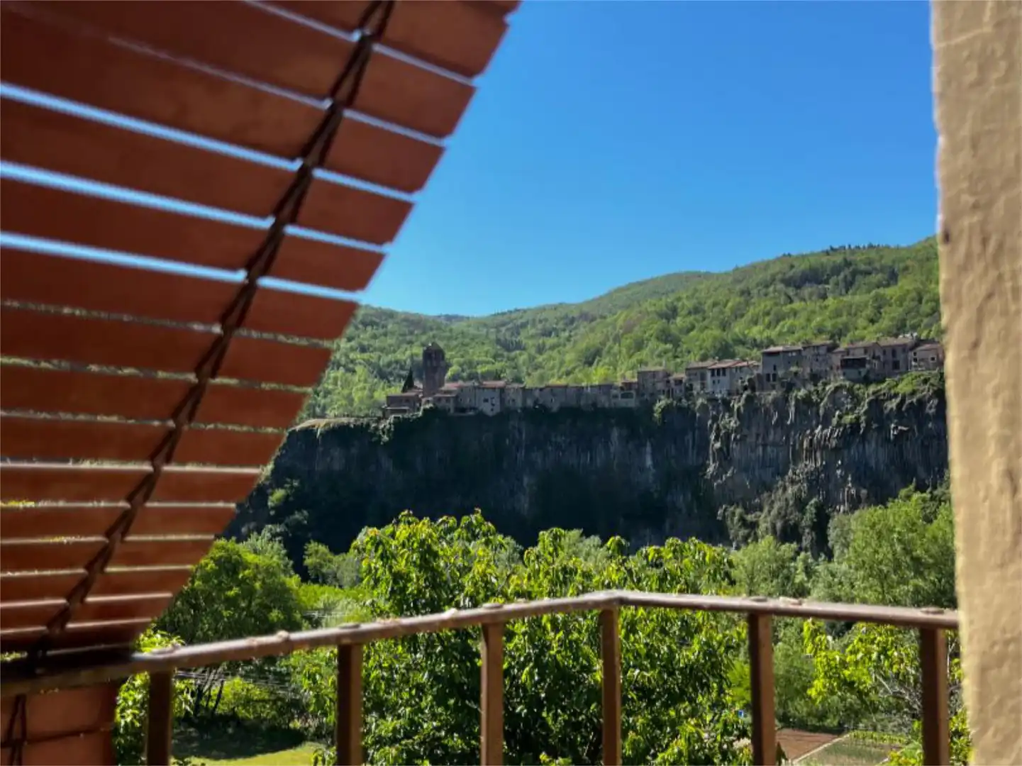Finca rústica en venta en Barri Cos-nucli, 10, Montagut i Oix Jardín de Finca rústica en venta en Montagut i Oix con Terraza y Balcón