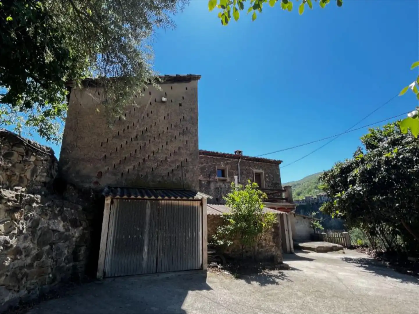 Finca rústica en venta en Barri Cos-nucli, 10, Montagut i Oix Vista exterior de Finca rústica en venta en Montagut i Oix con Terraza y Balcón