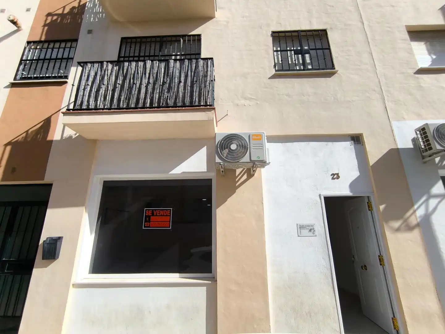 Vista exterior de Local en venta en Utrera