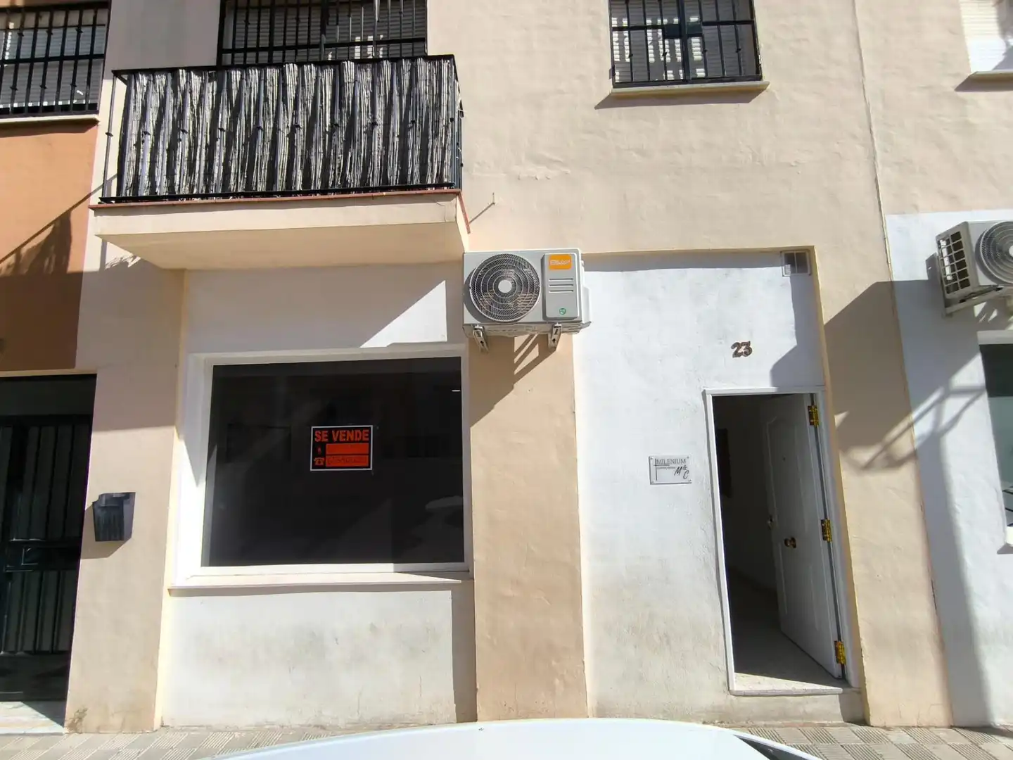Vista exterior de Local en venta en Utrera