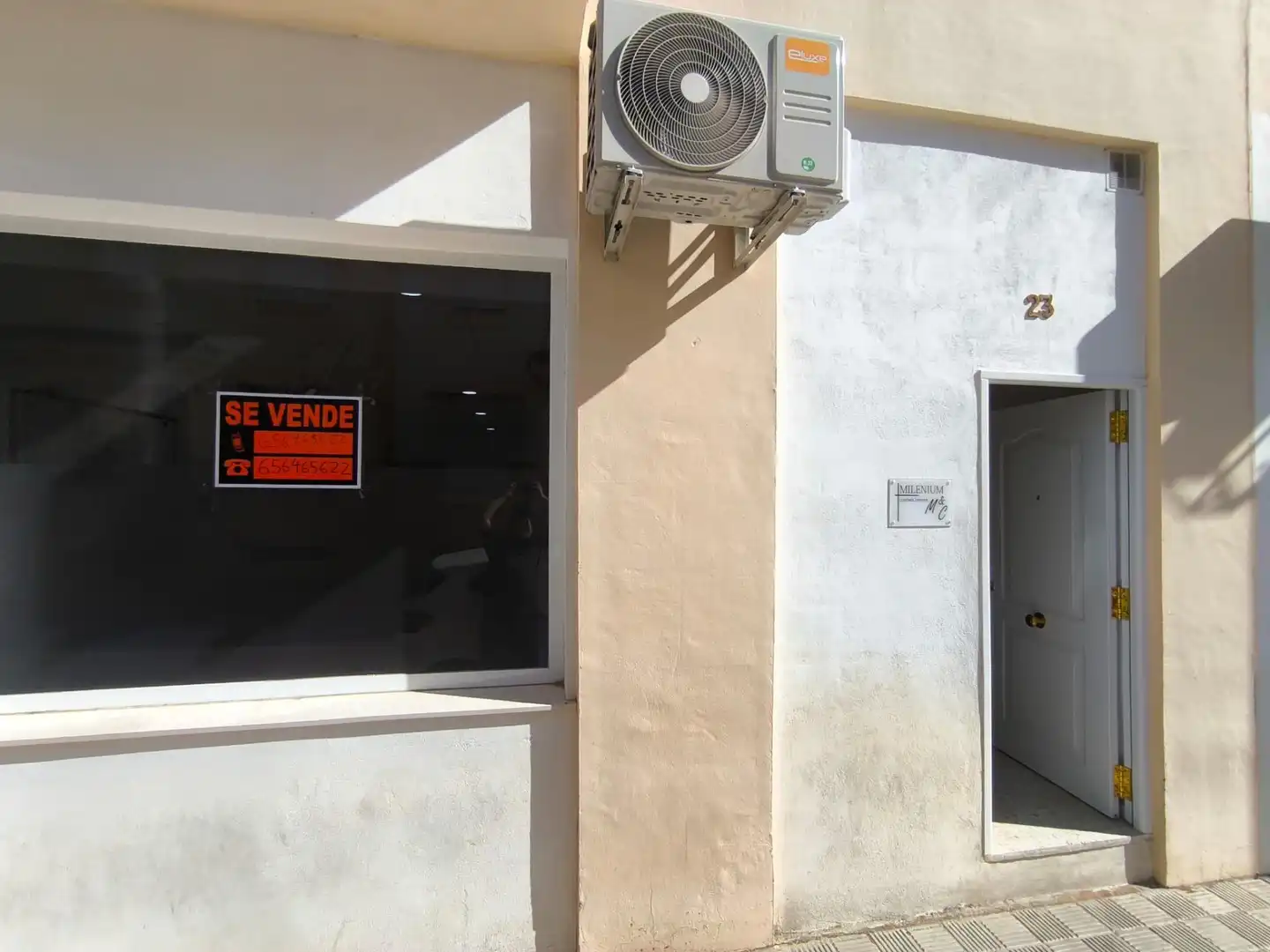 Vista exterior de Local en venta en Utrera