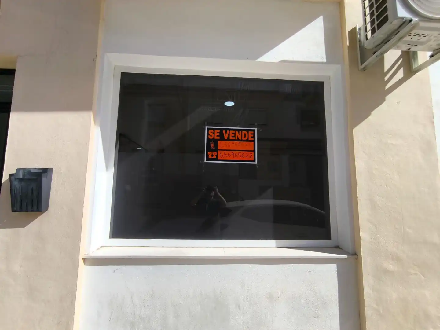 Vista exterior de Local en venta en Utrera