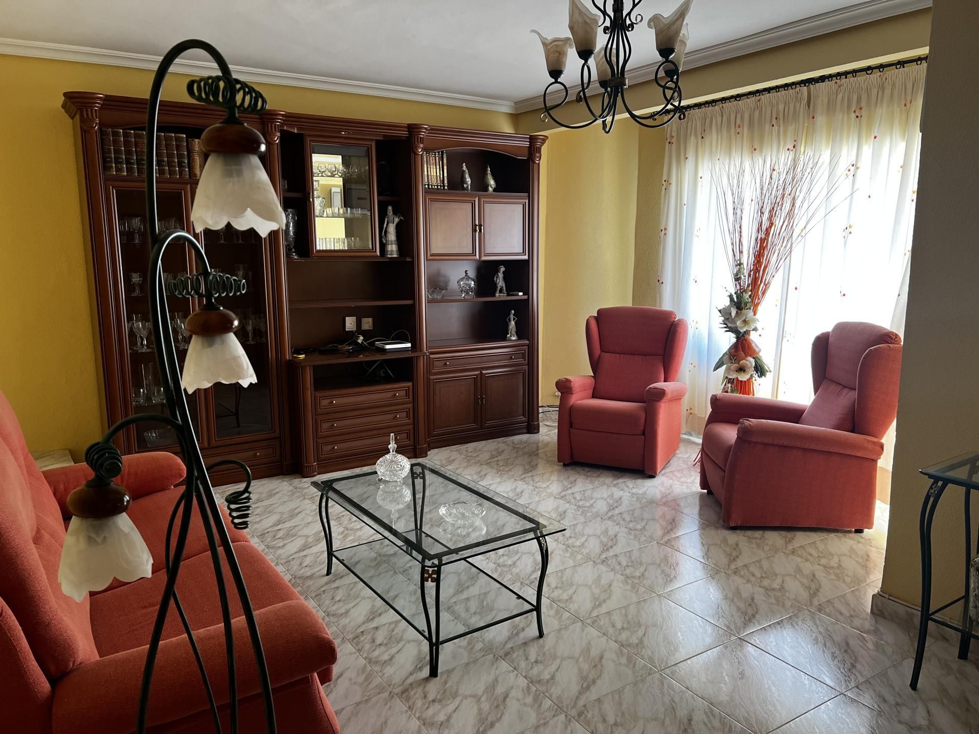 Living room of Flat to rent in El Puente del Arzobispo  with Air Conditioner, Parquet flooring and Furnished