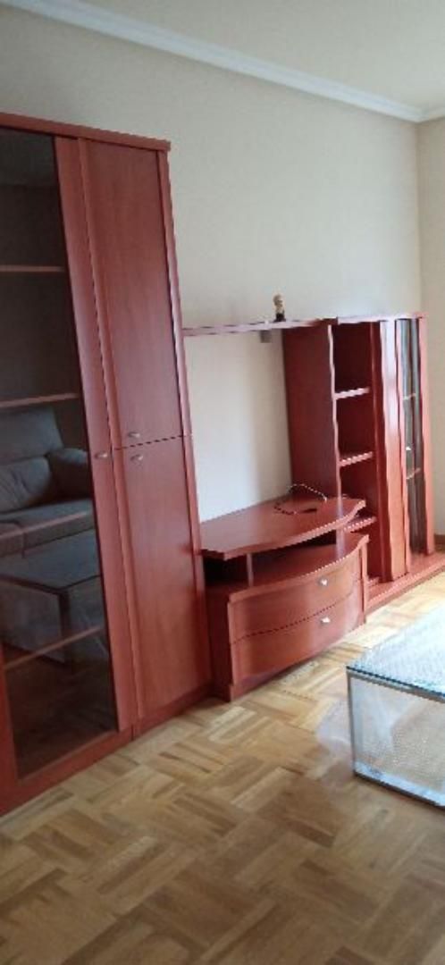 Dormitori de Apartament de lloguer en Burgos Capital amb Calefacció, Parquet i Terrassa