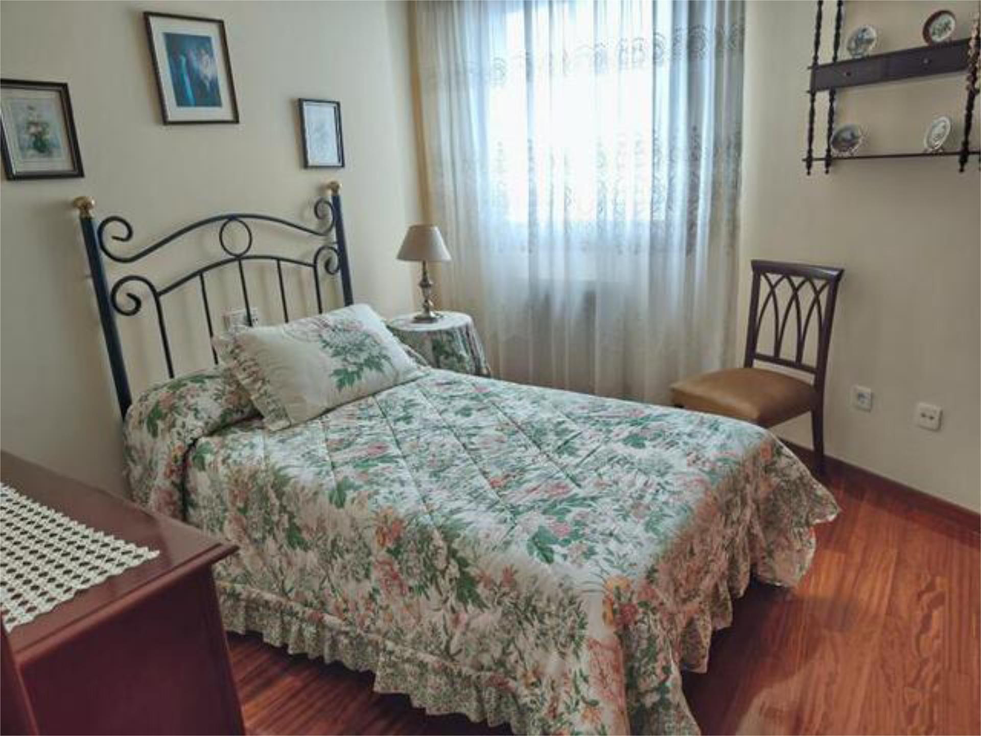 Dormitori de Apartament en venda en Pontevedra Capital  amb Calefacció i Traster