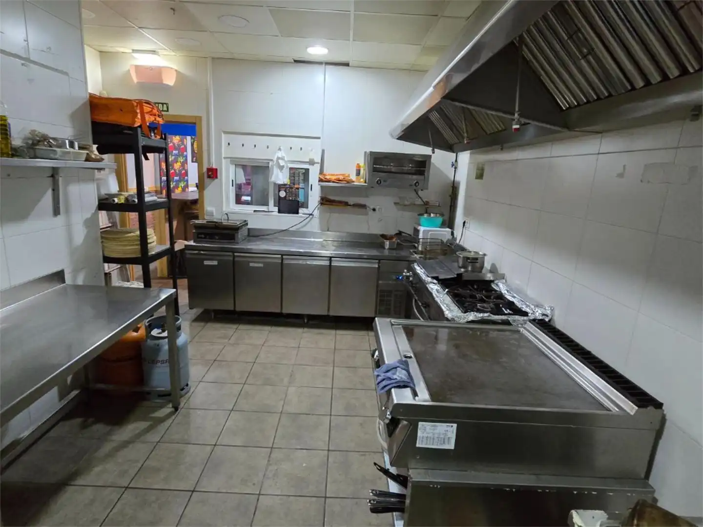 Cuina de Local en traspas en Pinto amb Aire condicionat, Calefacció i Moblat