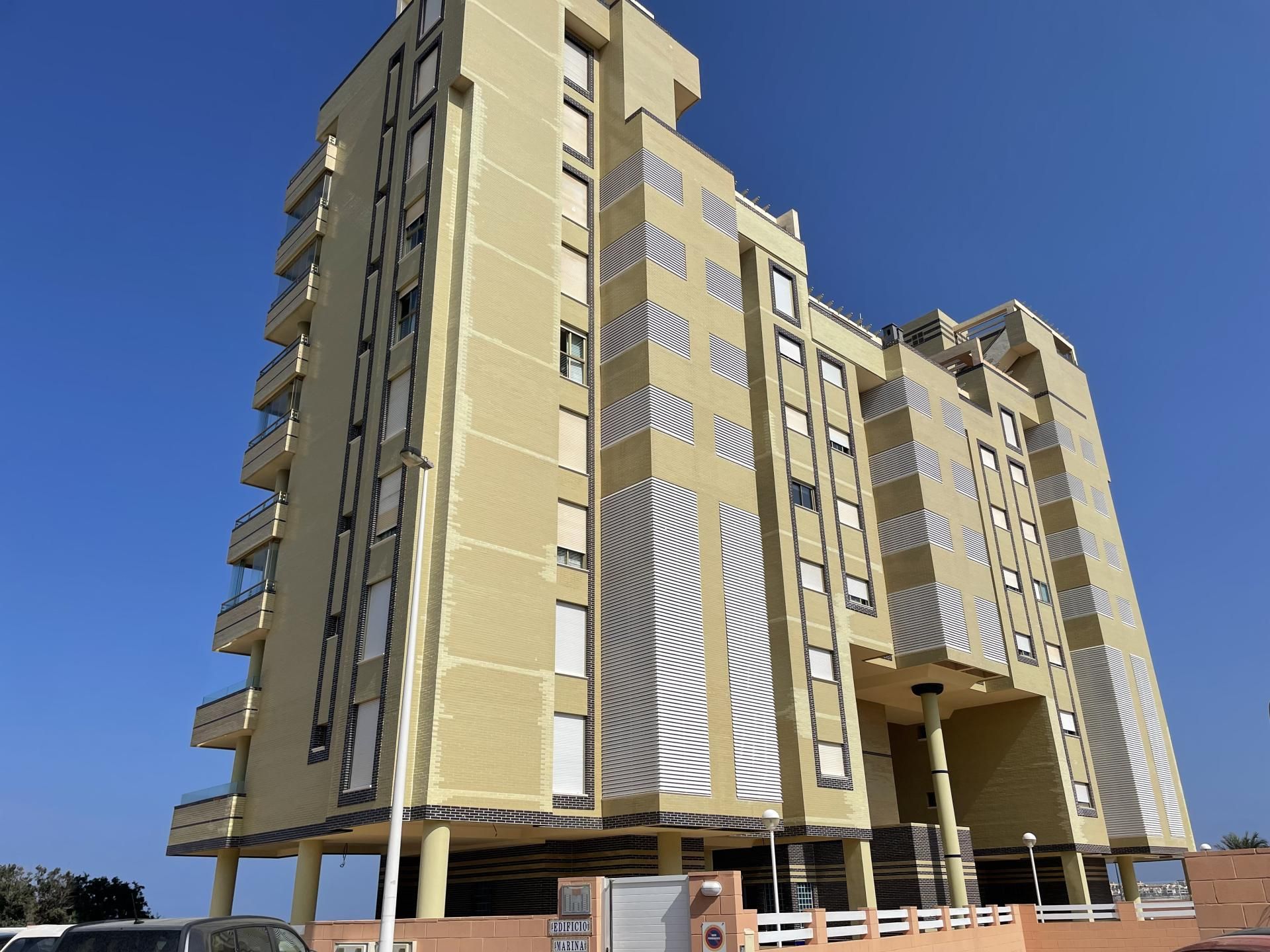 Vista exterior de Pis de lloguer en La Manga del Mar Menor amb Terrassa, Piscina i Balcó