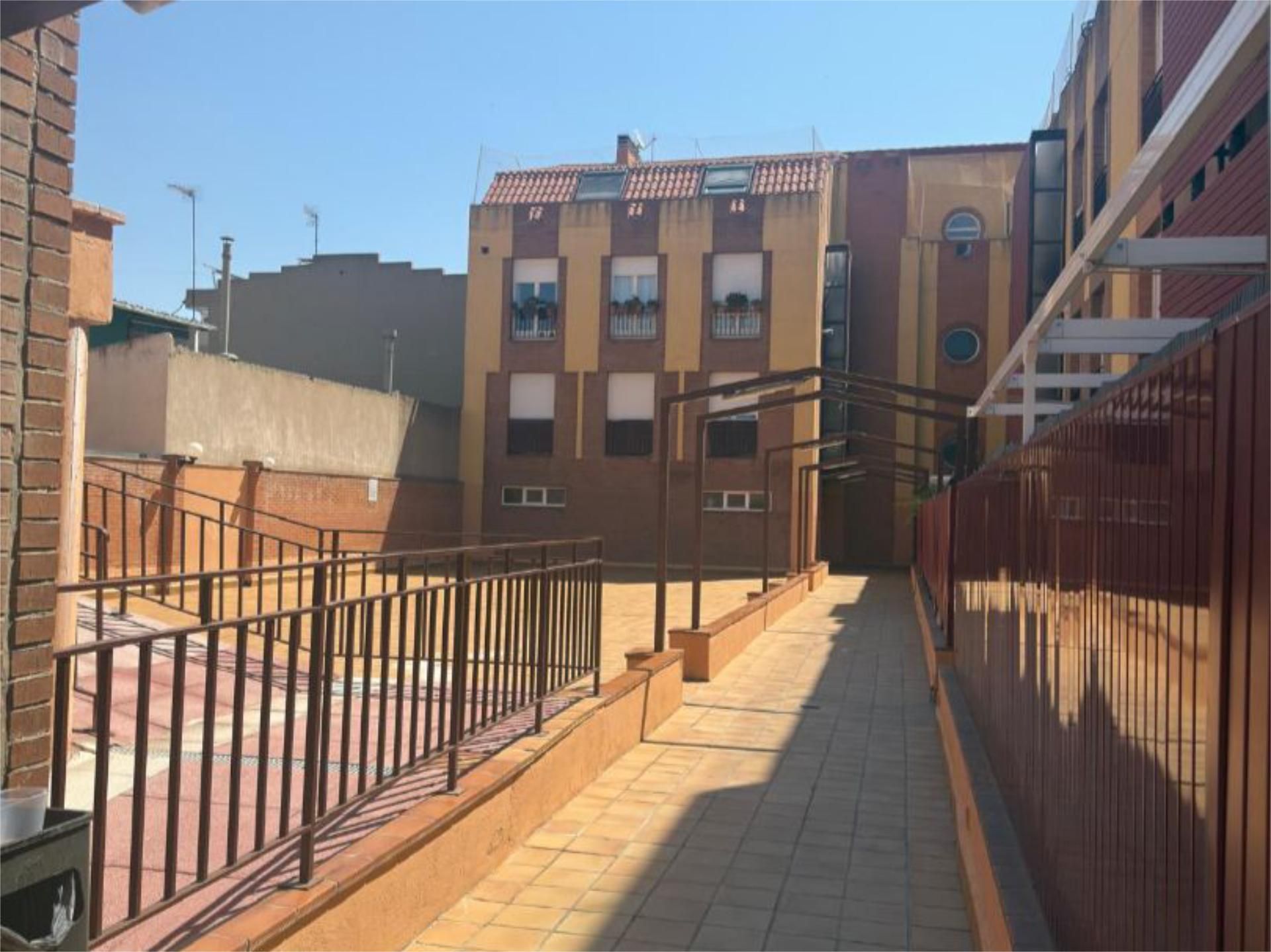 Exterior view of Flat for sale in Torrejón de Ardoz  with Air Conditioner, Private garden and Swimming Pool