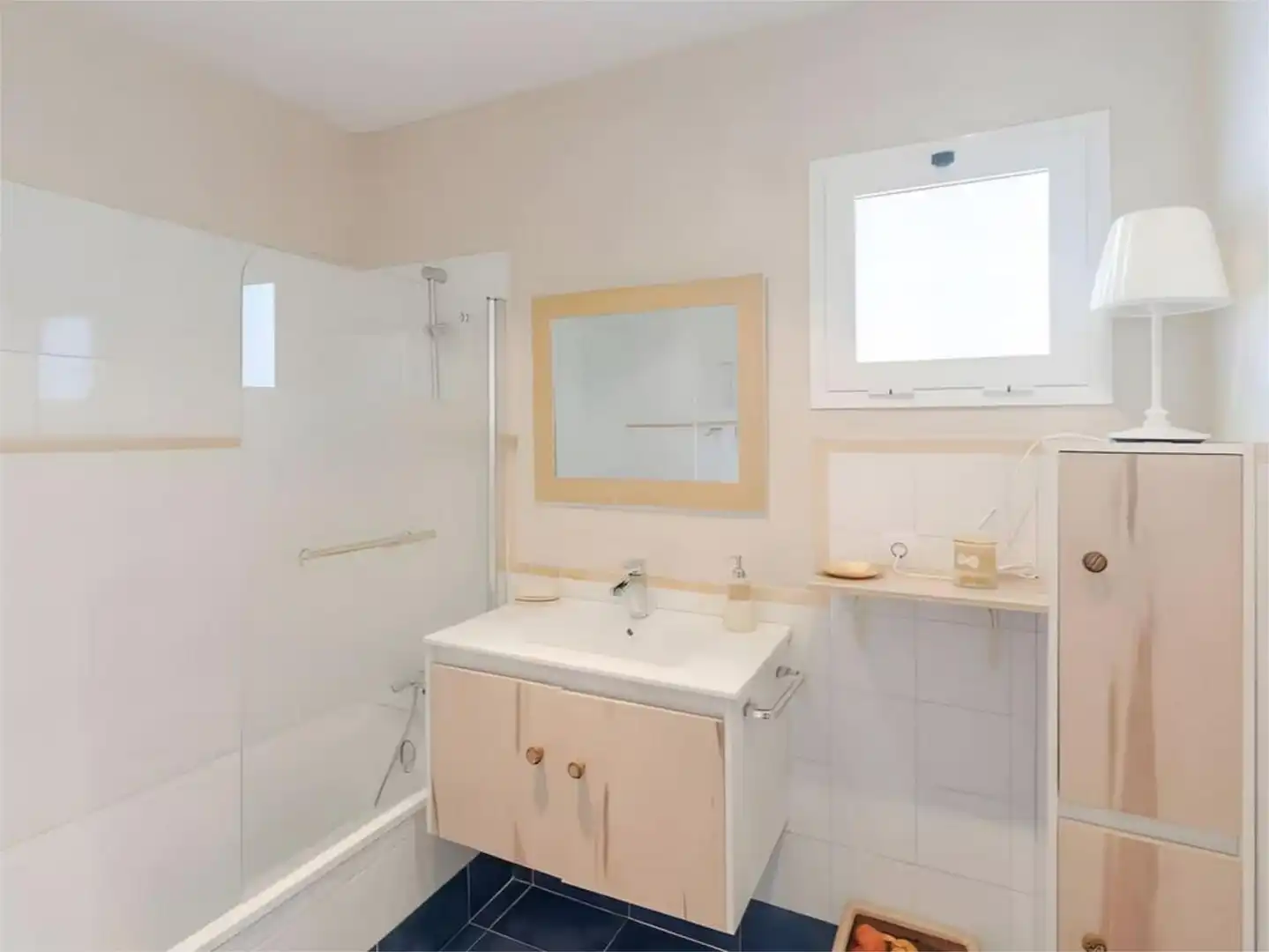 Baño de Piso de alquiler en Rota con Aire acondicionado, Jardín privado y Parquet