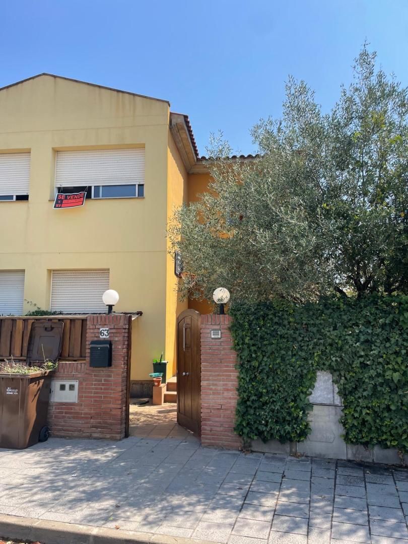 Vista exterior de Casa adosada en venda en Santa Coloma de Farners amb Terrassa, Piscina i Balcó
