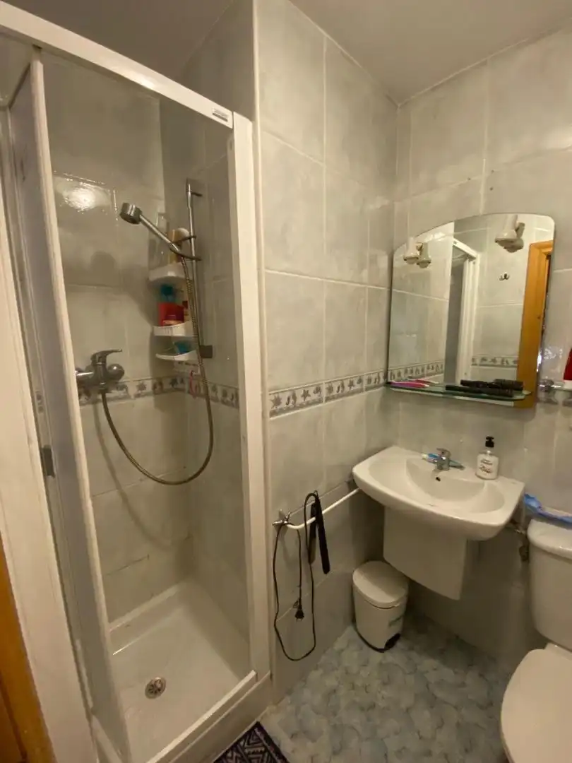 Room in Carrer del Metge Ramón Tarazona, 1, Sant Pau Bathroom of Flat for share in Valencia with Parquet flooring, Furnished and Video intercom