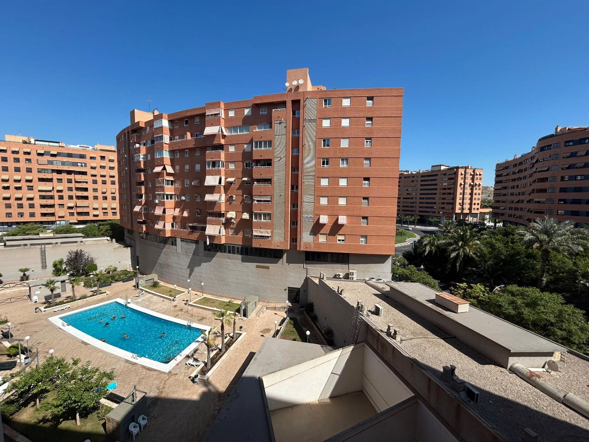 Vista exterior de Pis en venda en Alicante / Alacant amb Piscina i Balcó