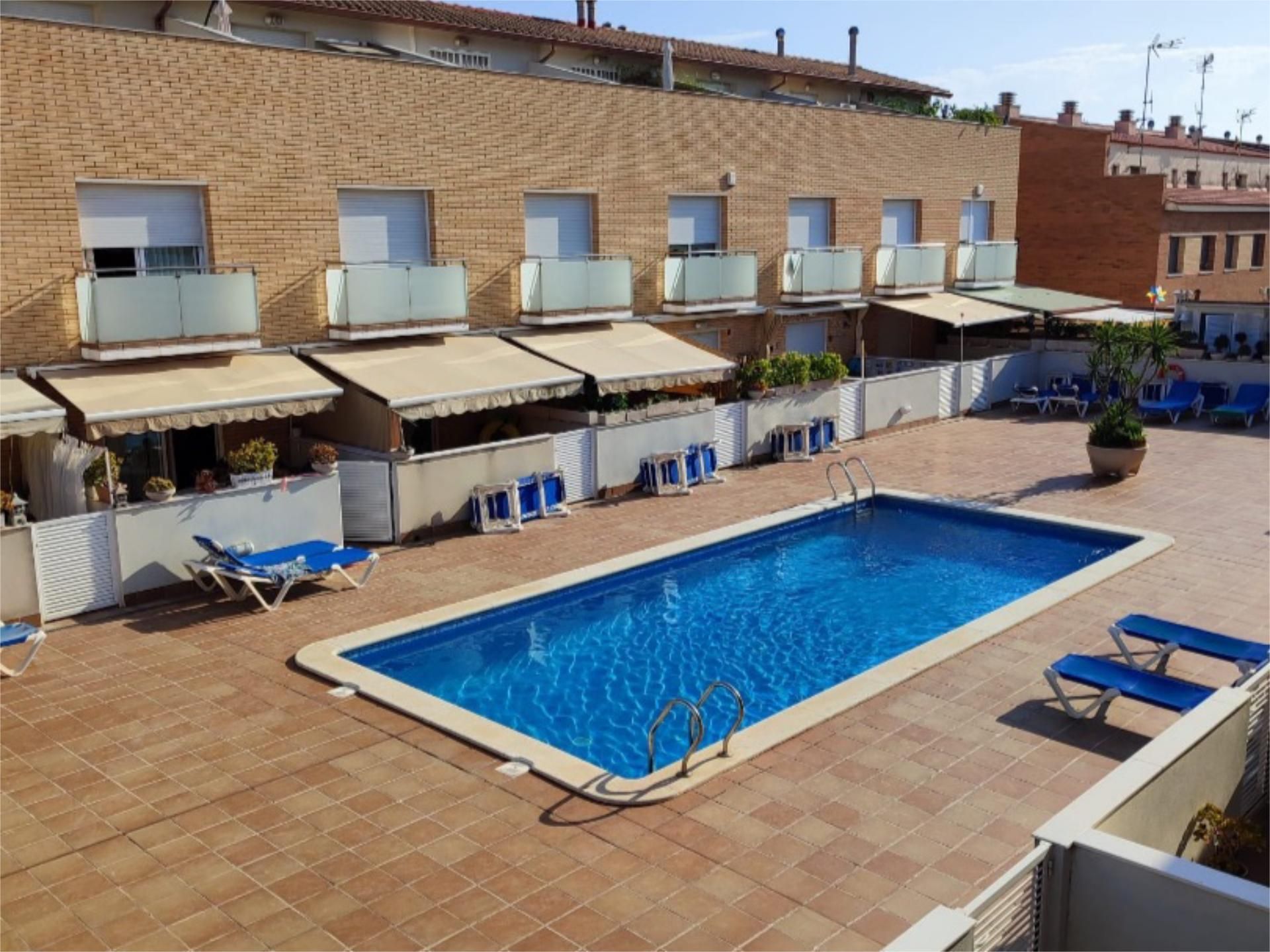 Piscina de Casa adosada en venda en Cubelles amb Aire condicionat, Terrassa i Piscina