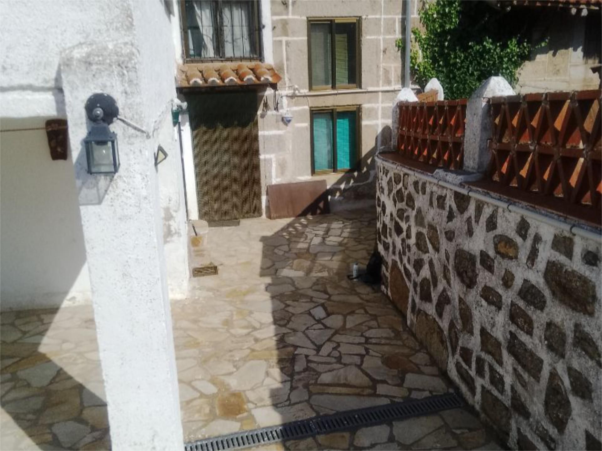 Außenansicht von Wohnung zum verkauf in Mengamuñoz mit Heizung, Parkett und Terrasse