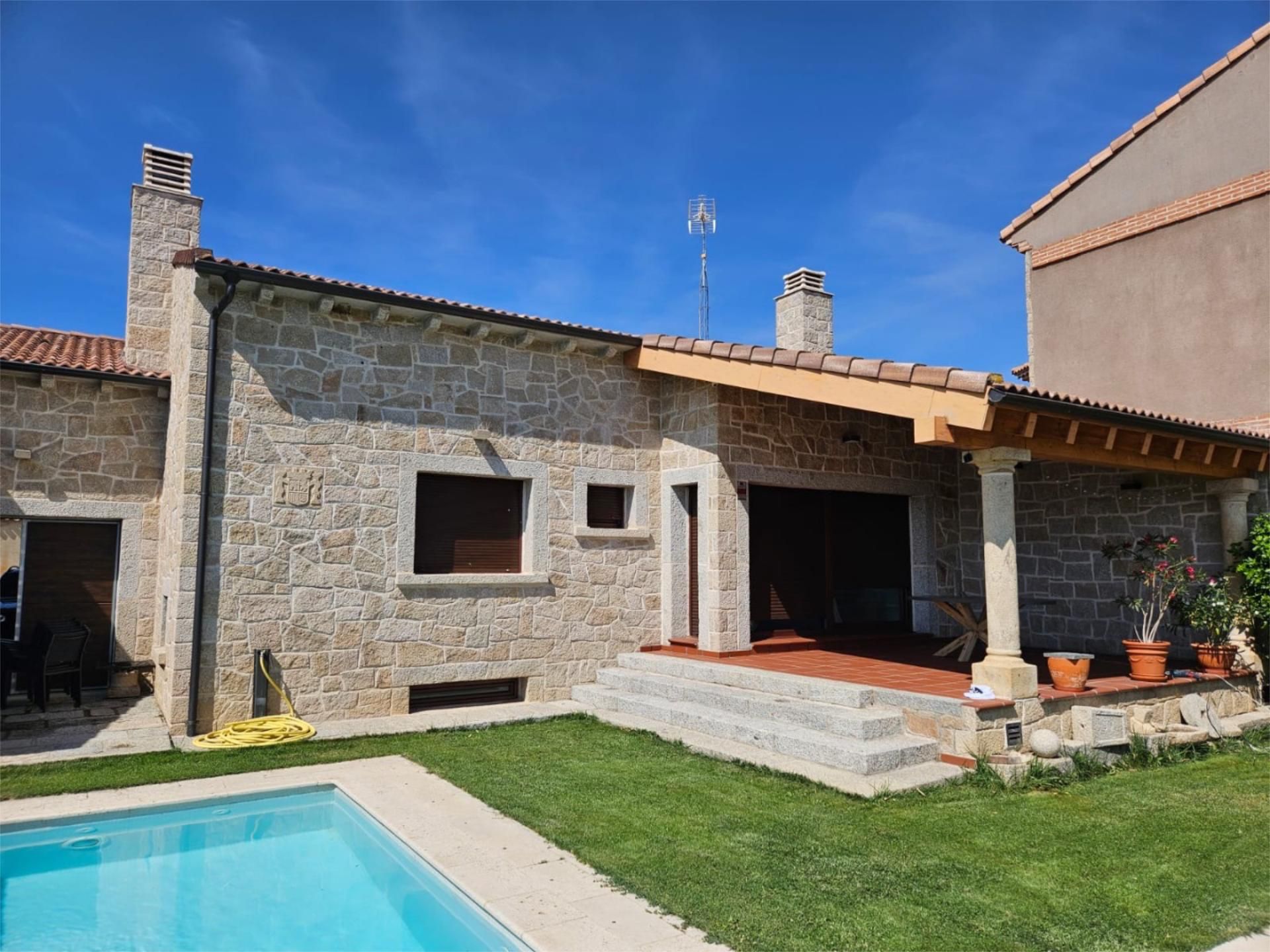 Exterior view of House or chalet for sale in Cardeñosa  with Heating, Private garden and Parquet flooring