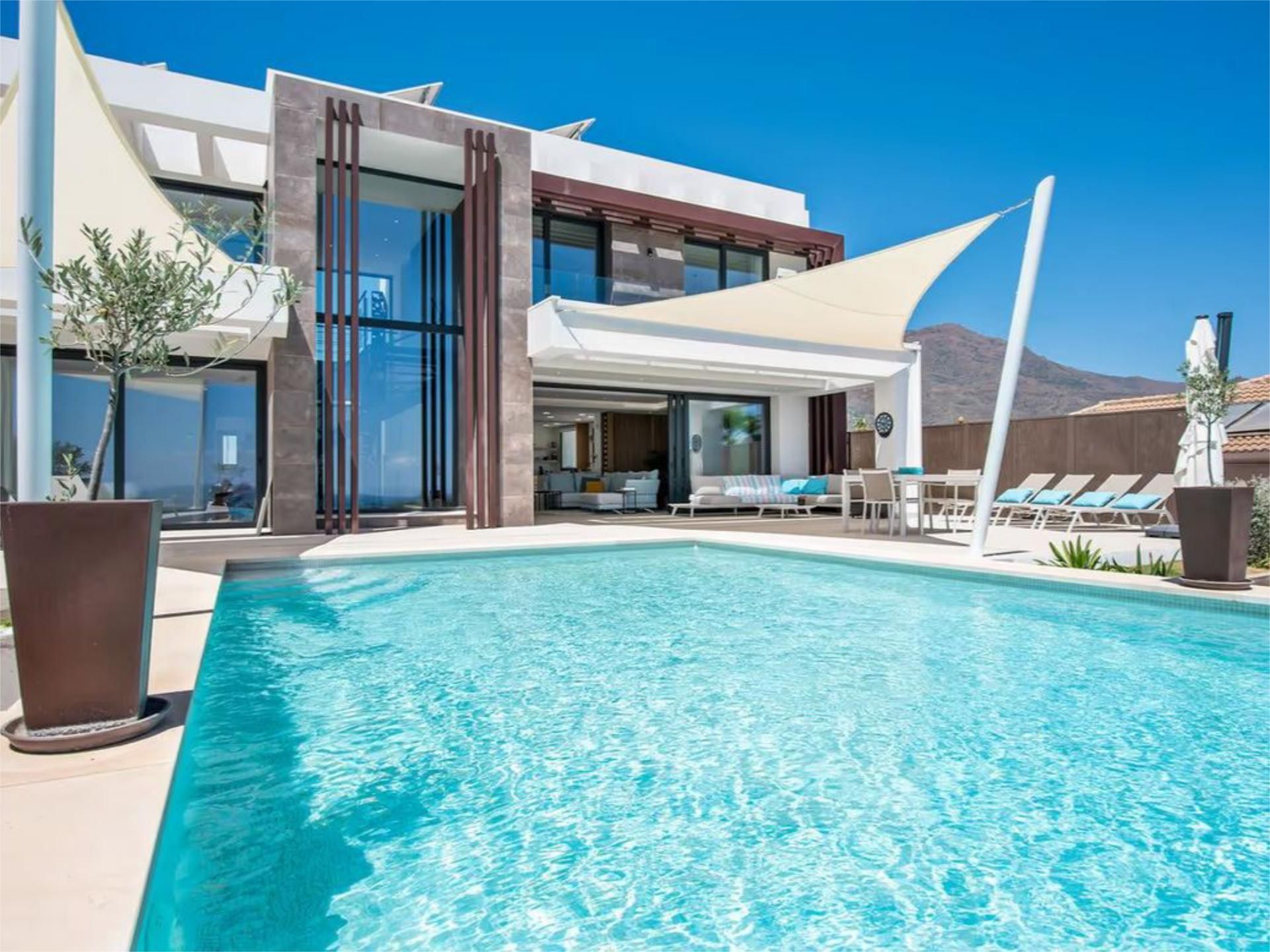 Piscina de Casa adosada de lloguer en Estepona amb Aire condicionat, Calefacció i Jardí privat