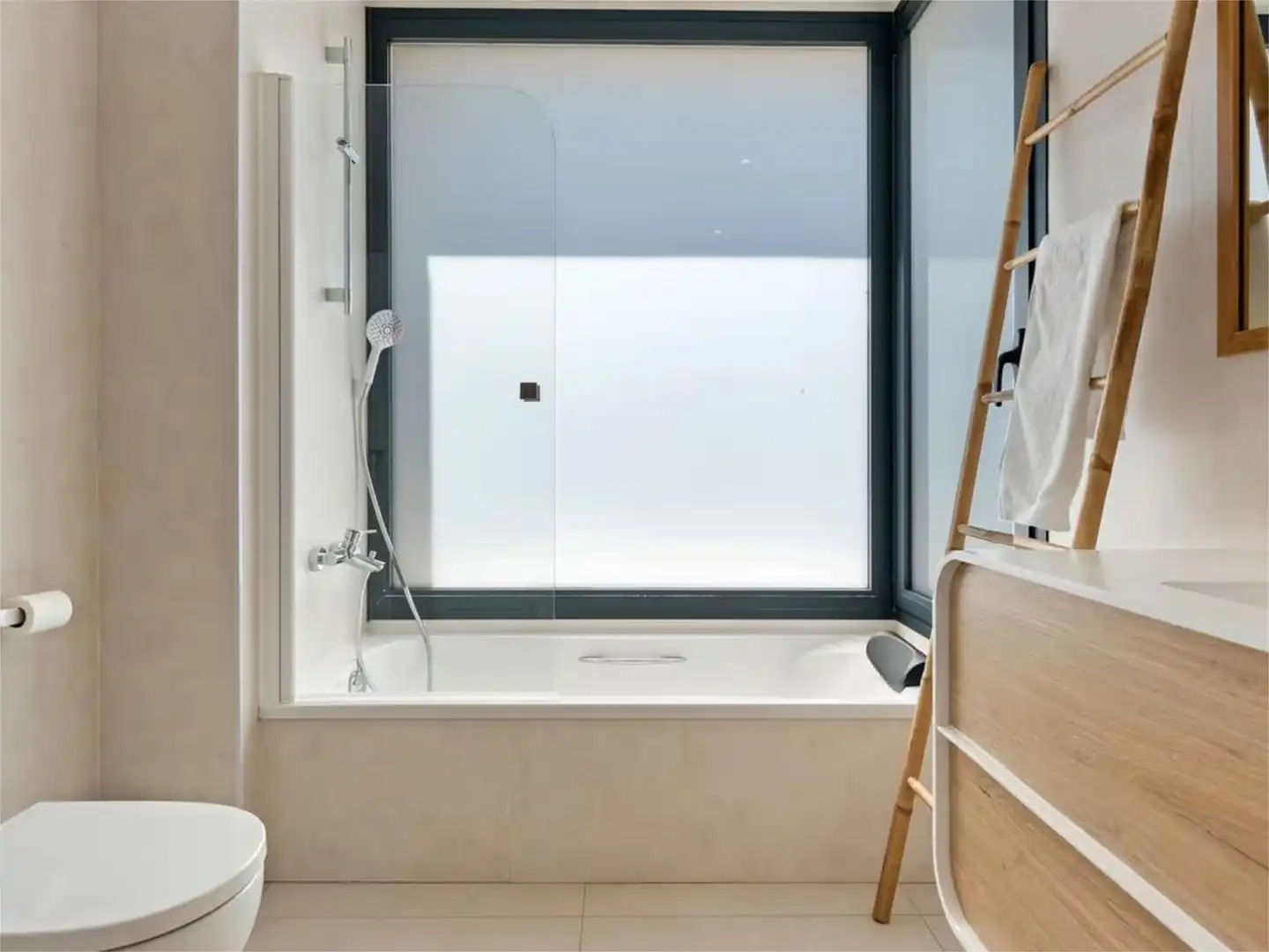 Casa adosada de alquiler en Calle el Salvador, 299, Valle Romano Golf Baño de Casa adosada de alquiler en Estepona con Aire acondicionado, Calefacción y Jardín privado