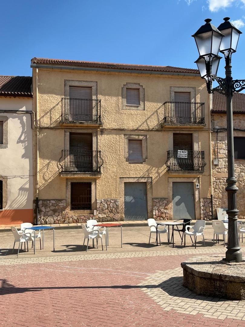 Vista exterior de Casa o xalet en venda en Cedillo de la Torre amb Jardí privat i Balcó