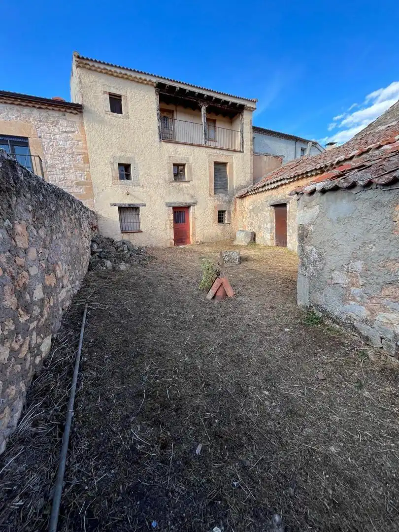 Pis en venda a Plaza Mayor, 7, Cedillo de la Torre Pis en venda en Cedillo de la Torre amb Jardí privat, Terrassa i Moblat