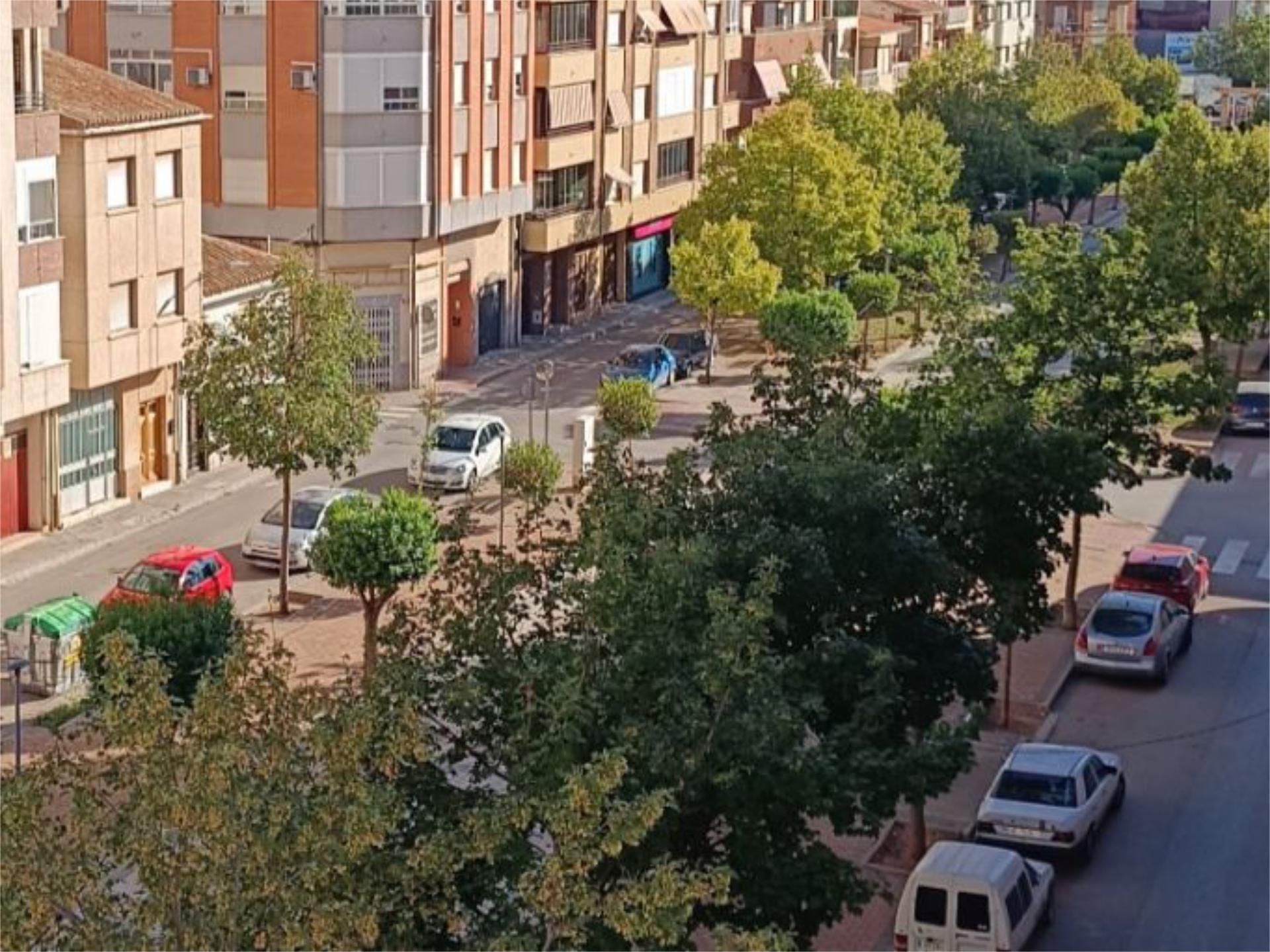 Vista exterior de Pis en venda en La Roda amb Balcó