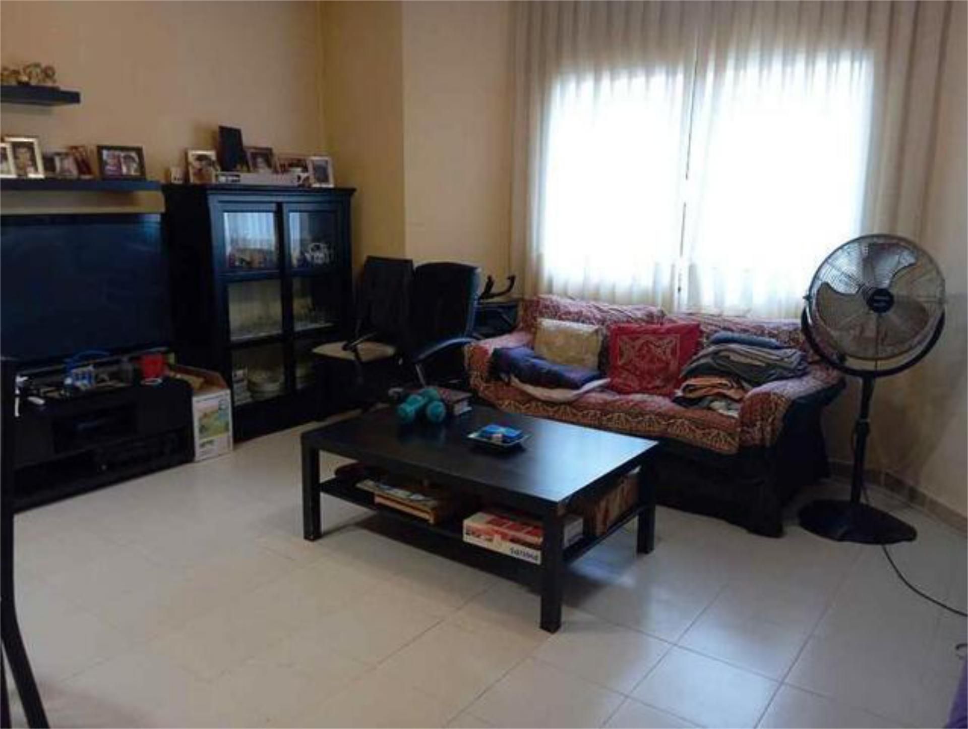 Sala d'estar de Casa adosada en venda en Loranca de Tajuña amb Jardí privat i Piscina