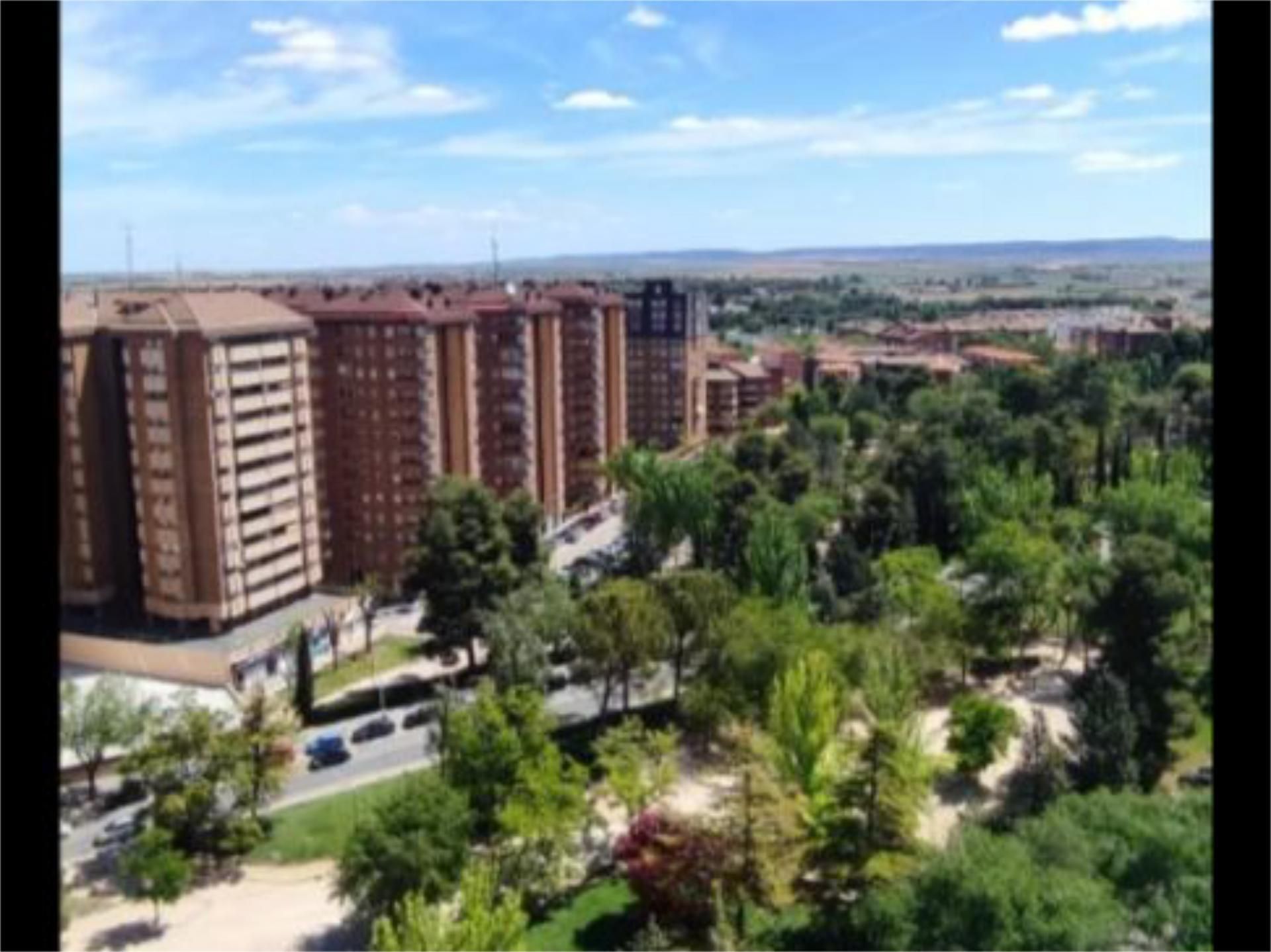 Vista exterior de Pis de lloguer en  Albacete Capital amb Calefacció, Parquet i Moblat