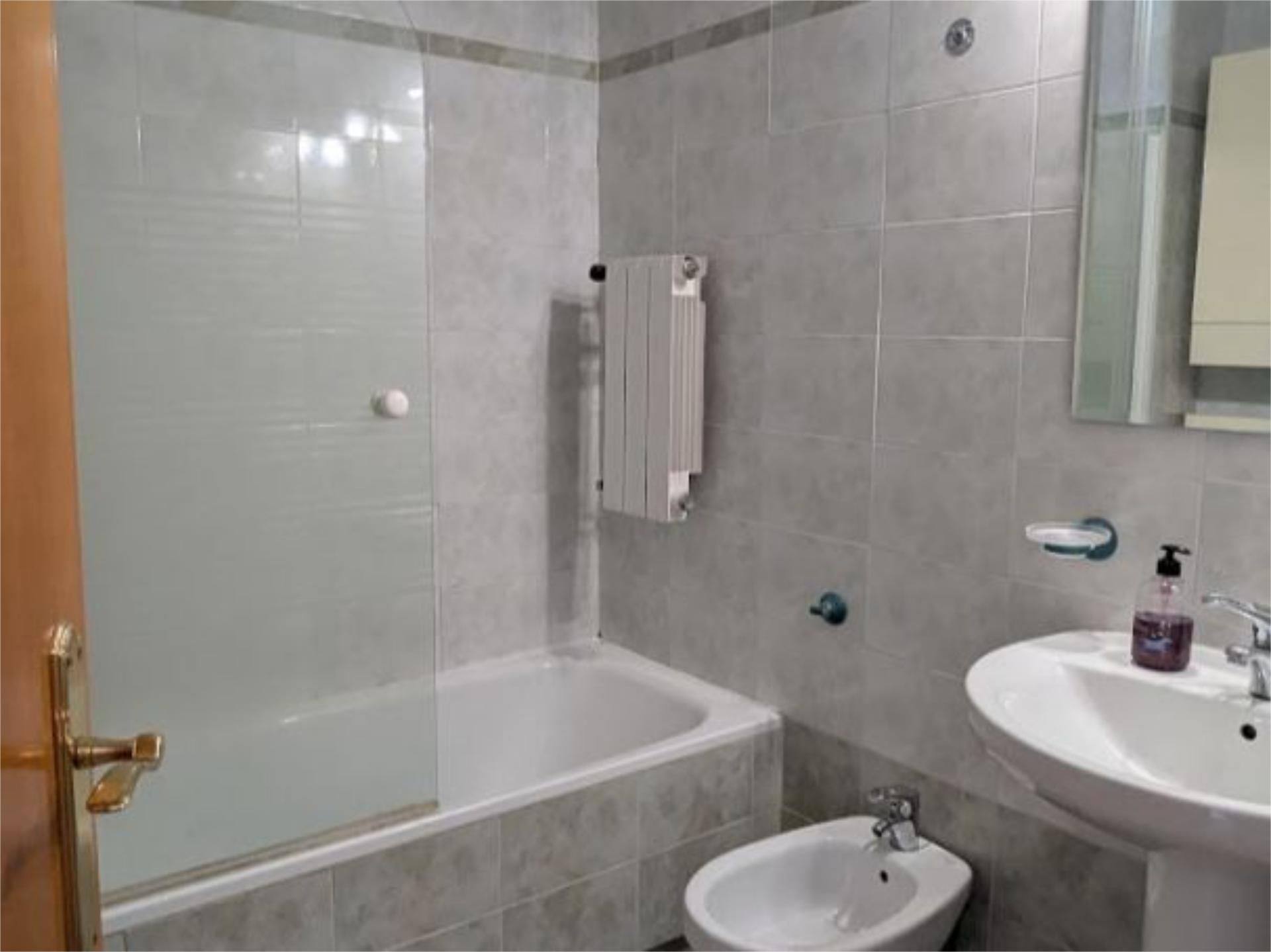 Bathroom of Flat to rent in Fuenlabrada  with Heating, Private garden and Parquet flooring