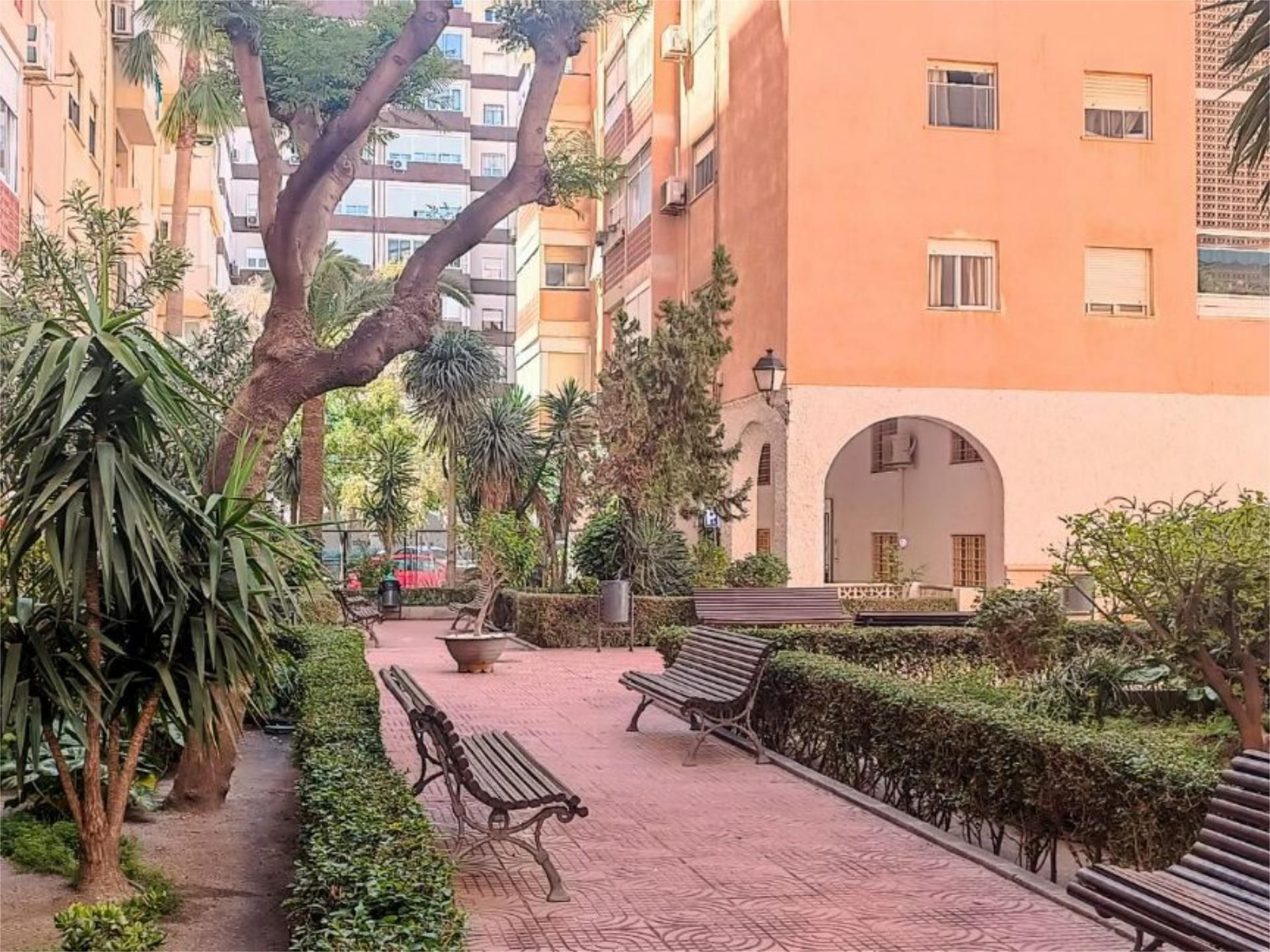 Vista exterior de Pis de lloguer en  Almería Capital amb Aire condicionat, Jardí privat i Moblat