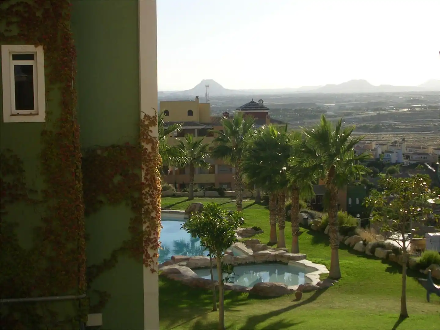 Apartamento en venta en Carrer de I'aigualera, 1, Bonalba - Cotoveta Habitación de Apartamento en venta en Mutxamel con Piscina y Balcón