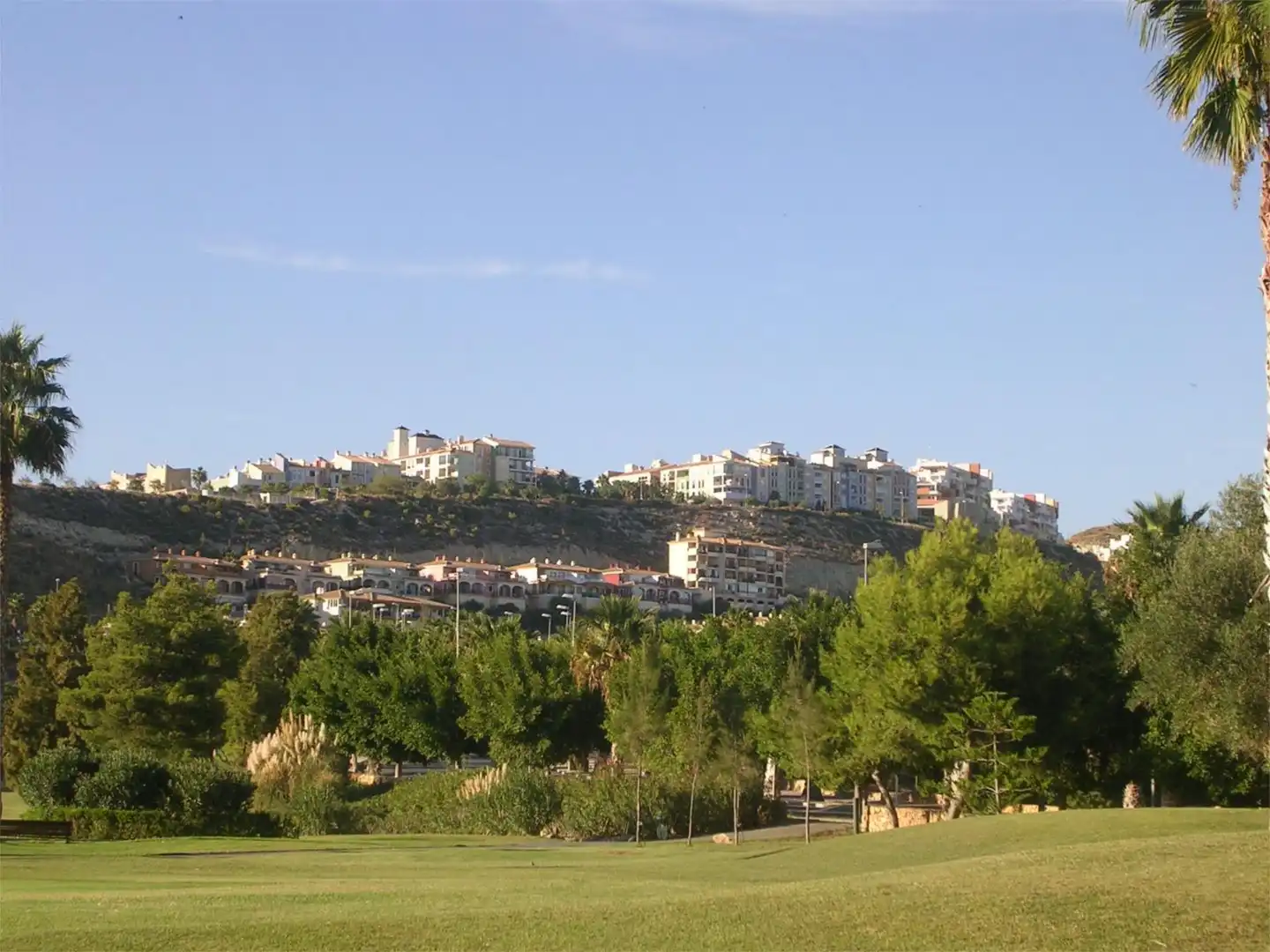 Apartamento en venta en Carrer de I'aigualera, 1, Bonalba - Cotoveta Vista exterior de Apartamento en venta en Mutxamel con Piscina y Balcón