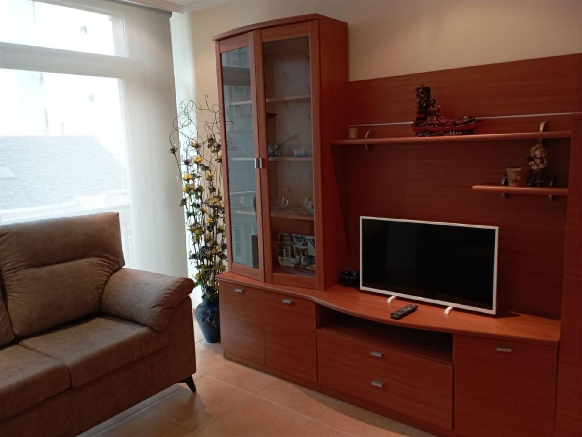 Sala d'estar de Apartament de lloguer en Foz amb Aire condicionat i Balcó