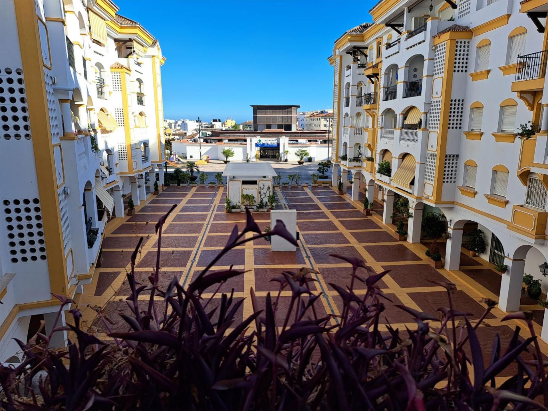 Vista exterior de Pis en venda en Marbella amb Aire condicionat i Terrassa