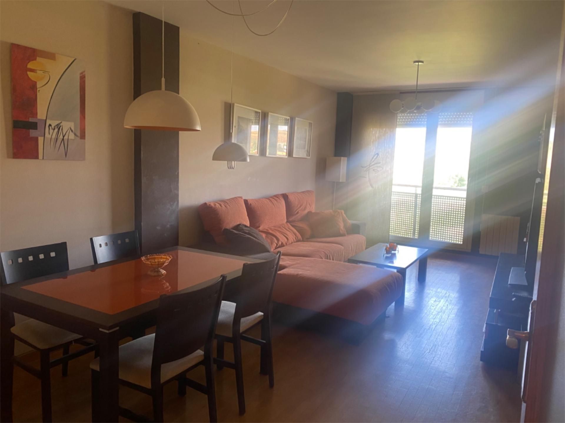Sala d'estar de Pis de lloguer en León Capital  amb Calefacció, Parquet i Terrassa
