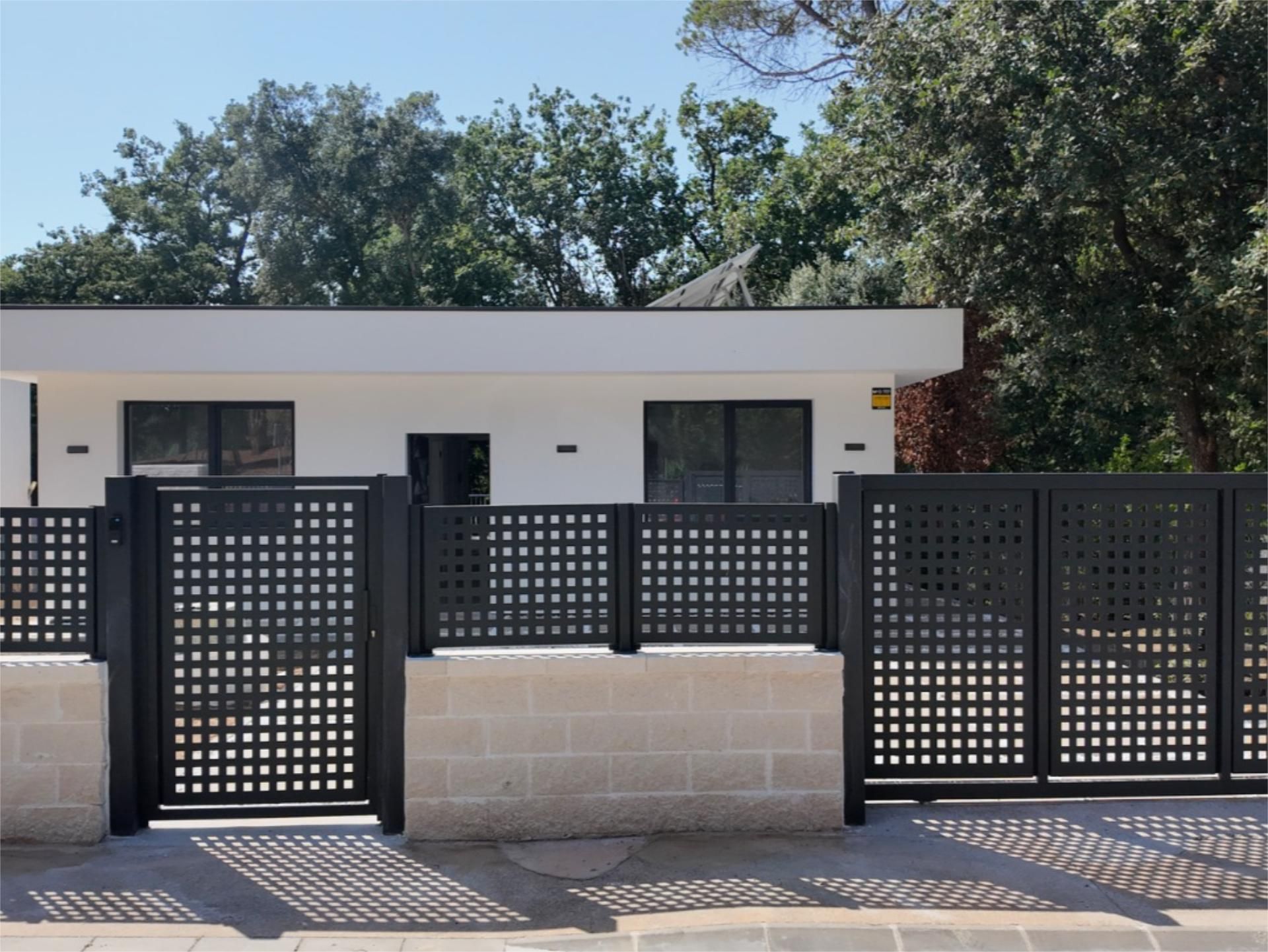 Vista exterior de Casa o xalet en venda en Llagostera amb Aire condicionat, Terrassa i Piscina