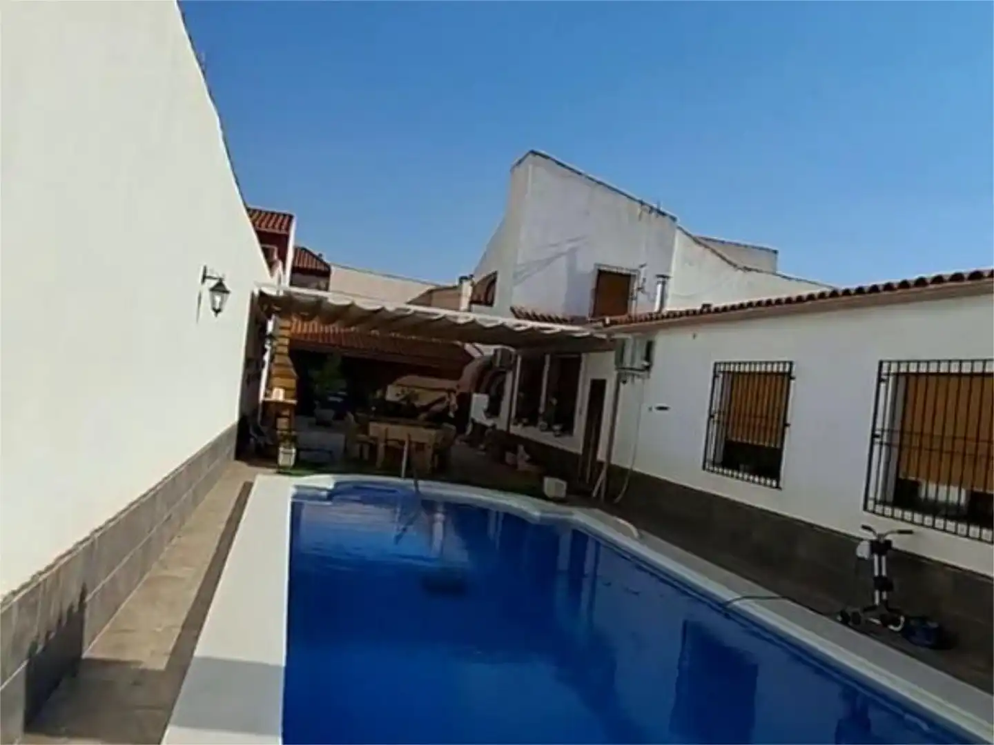 Flat for sale in Almagro Exterior view of Flat for sale in Almagro with Air Conditioner, Heating and Storage room