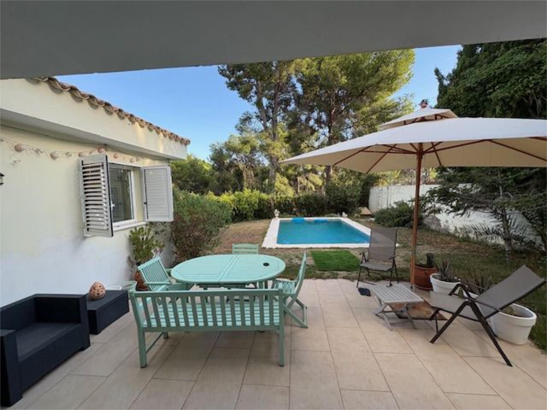 Vista exterior de Casa o xalet en venda en Benicasim / Benicàssim amb Aire condicionat, Calefacció i Jardí privat