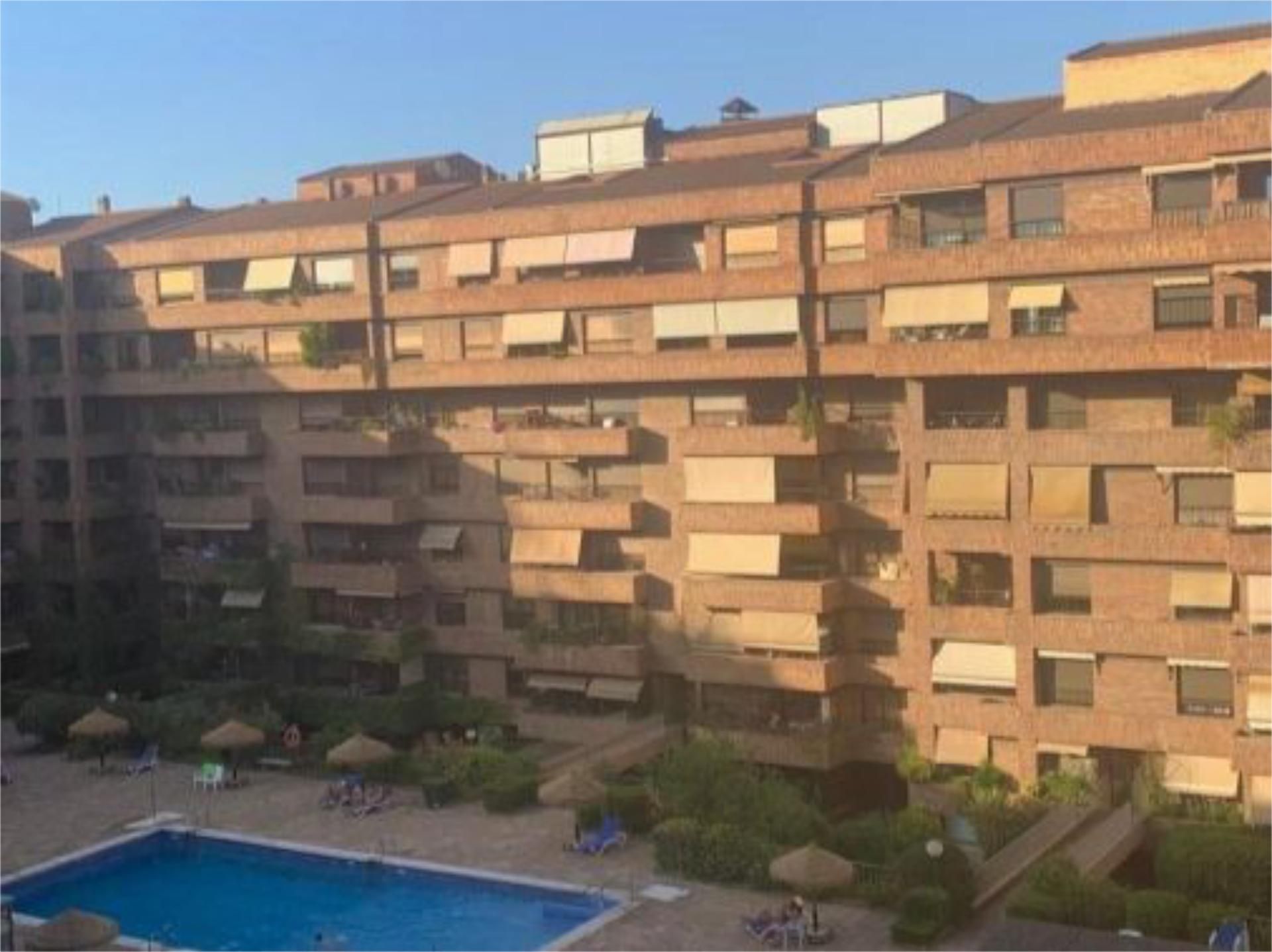 Vista exterior de Pis de lloguer en  Granada Capital amb Aire condicionat, Calefacció i Jardí privat