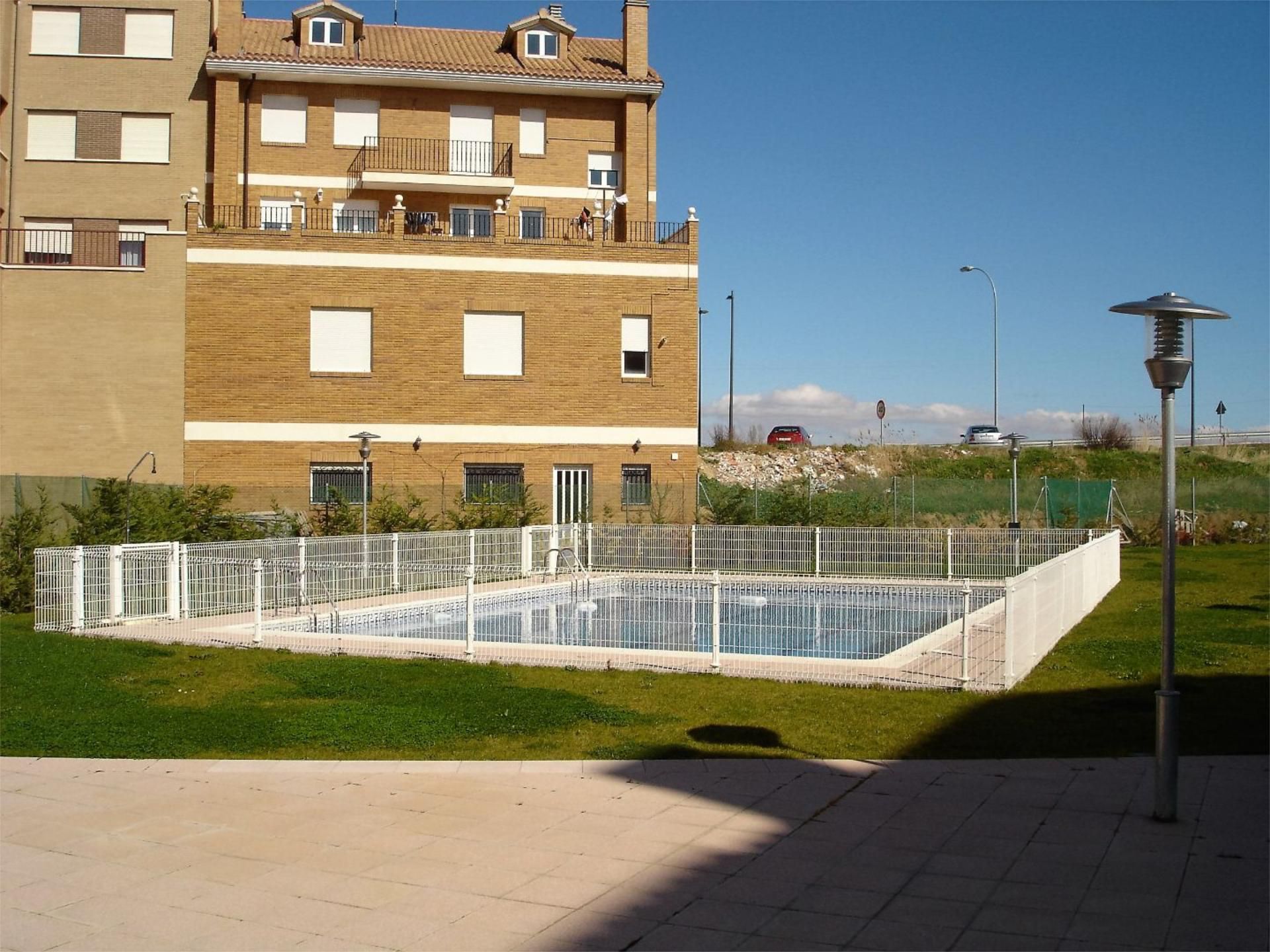 Piscina de Apartament de lloguer en Villamediana de Iregua amb Piscina