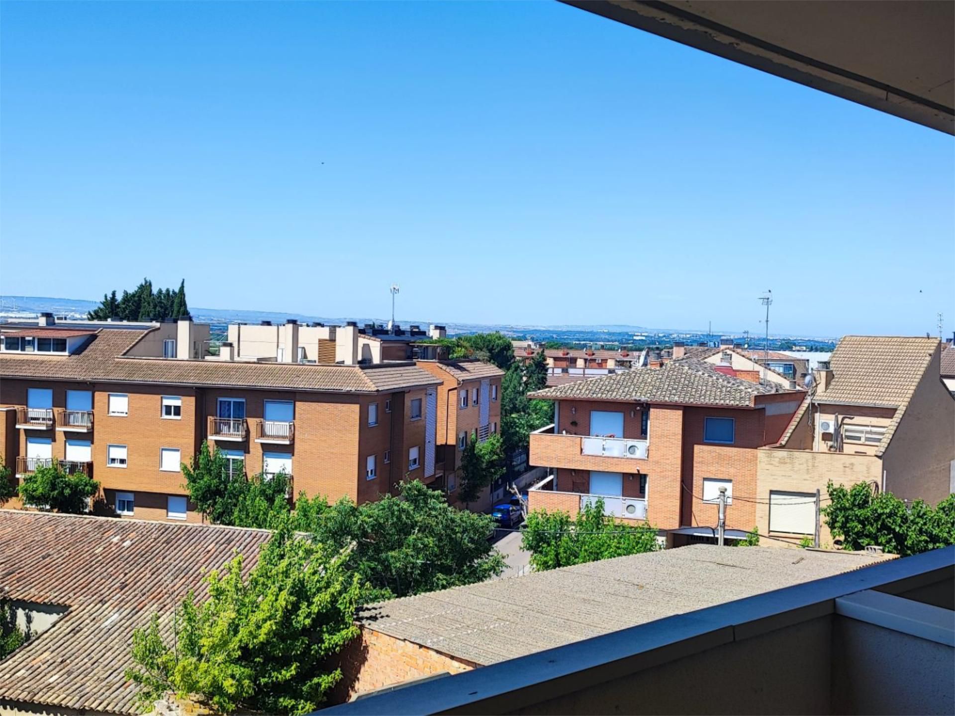 Vista exterior de Pis de lloguer en La Puebla de Alfindén amb Calefacció, Parquet i Terrassa