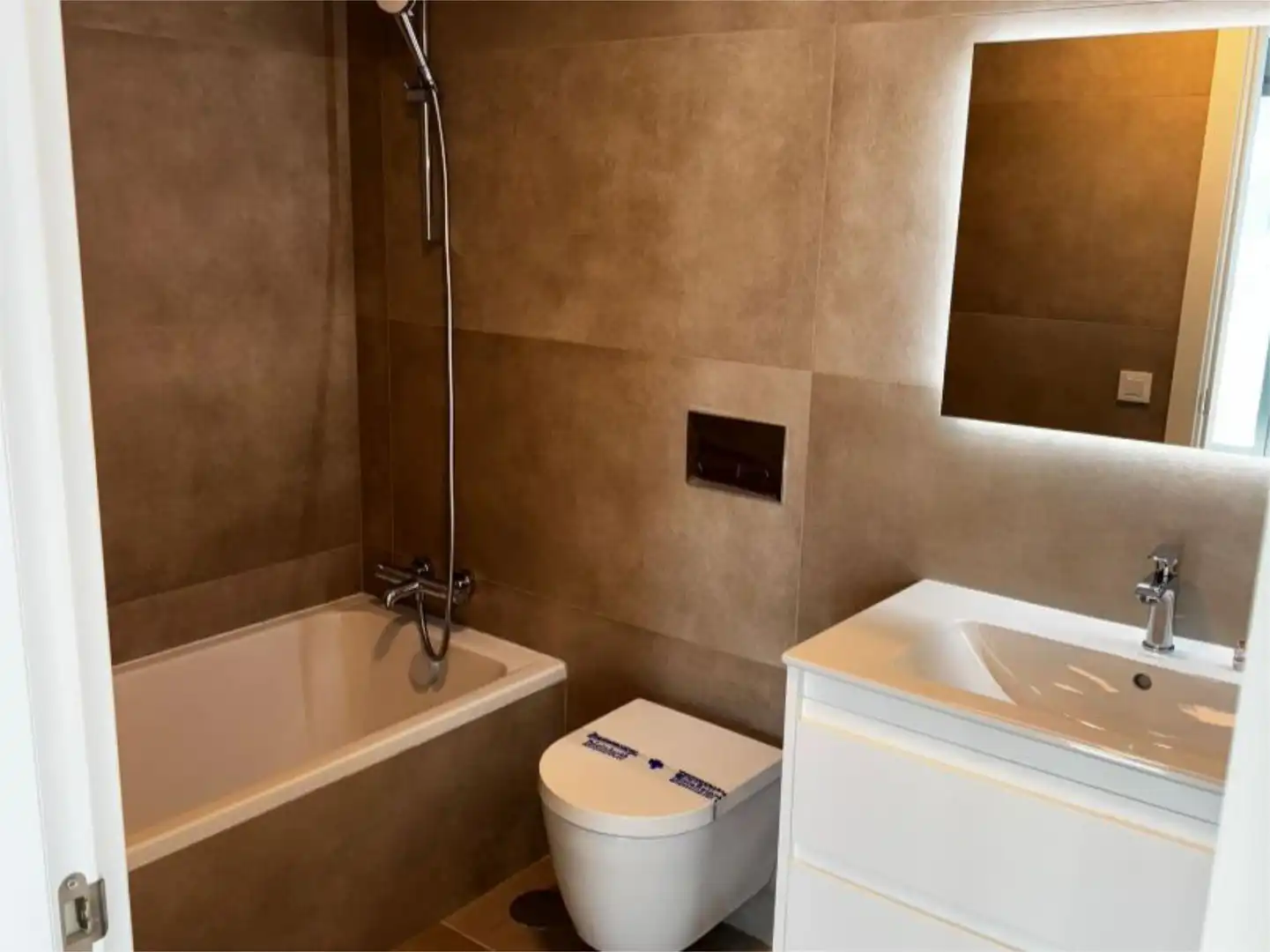Wohnung zum Verkauf in Avenida Mar de Alborán, 10, Los Álamos Badezimmer von Wohnung zum Verkauf in Torremolinos mit Klimaanlage, Terrasse und Schwimmbad