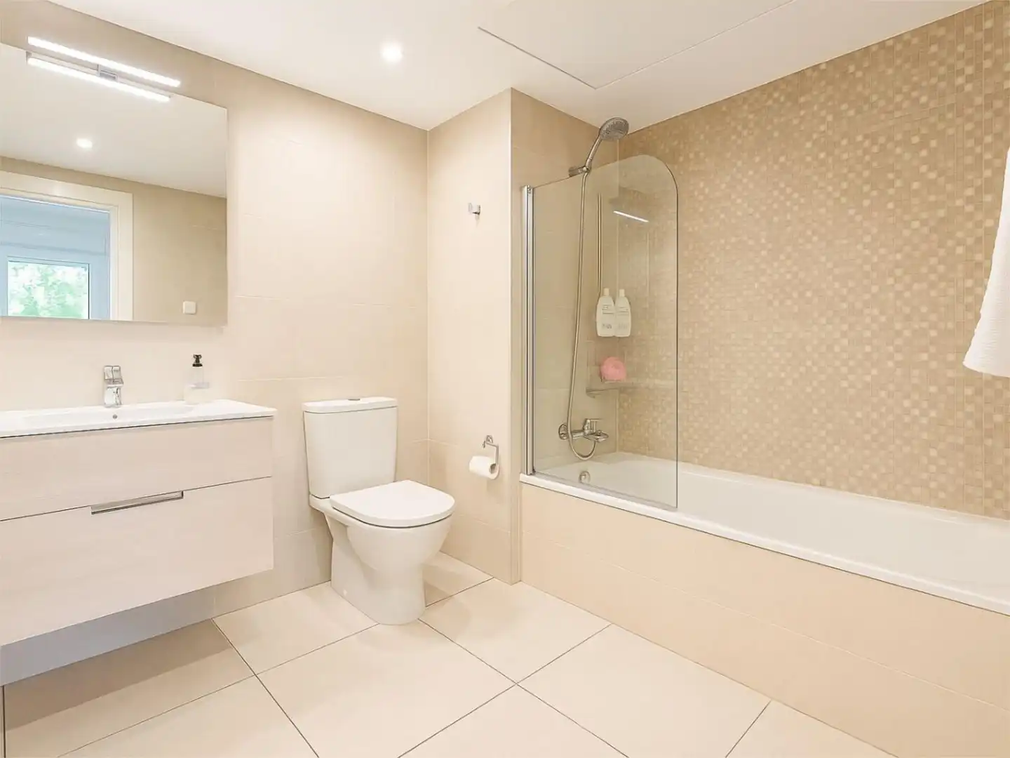 Apartments for sale in Avenida Miguel de Cervantes, 8, Las Brisas Bathroom of Apartments for sale in Marbella with Air Conditioner, Terrace and Swimming Pool