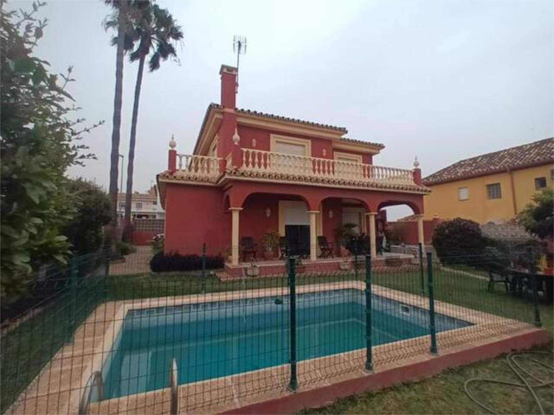 Vista exterior de Casa adosada en venda en Marbella amb Jardí privat, Terrassa i Piscina