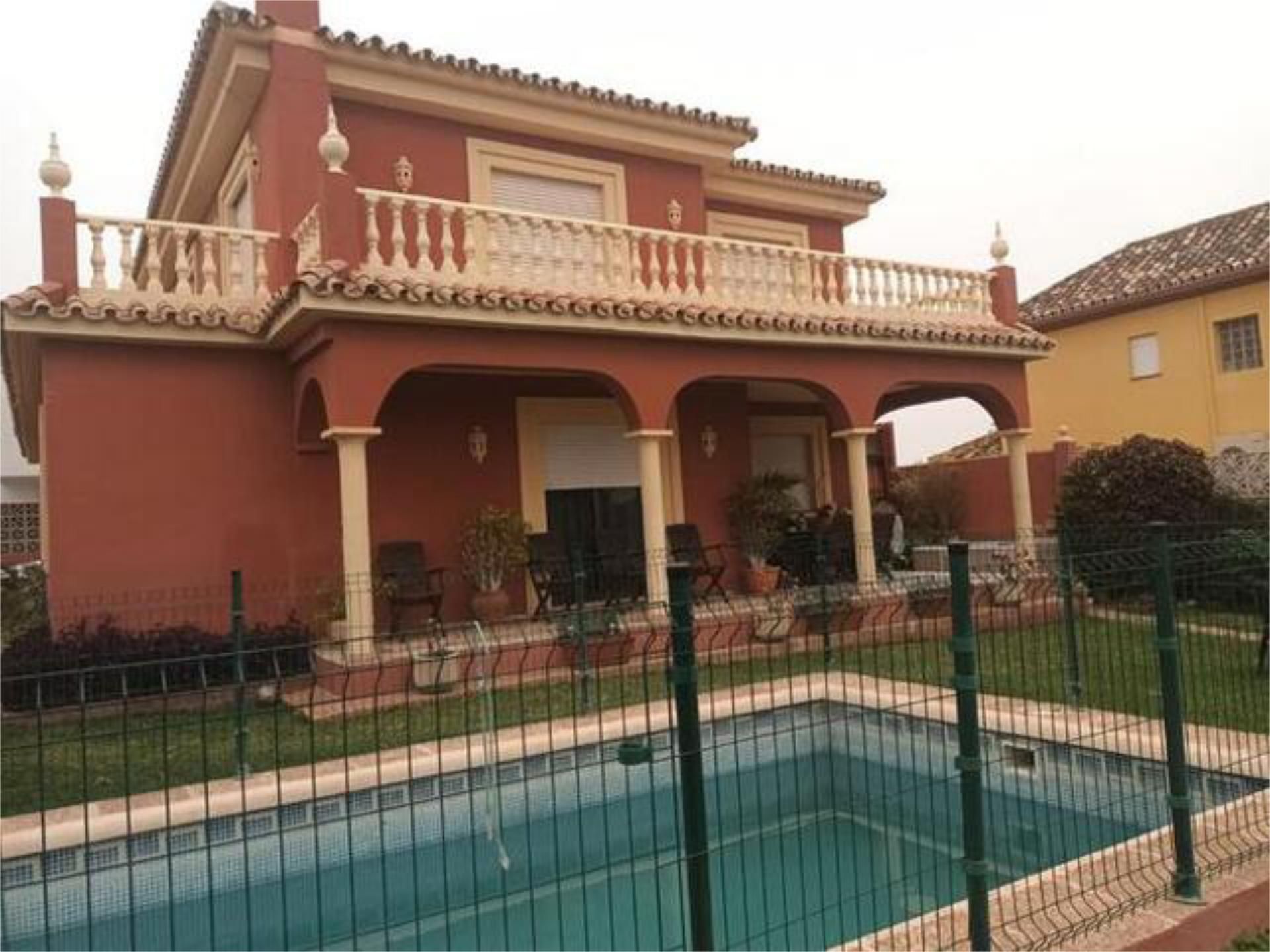 Vista exterior de Casa adosada en venda en Marbella amb Jardí privat, Terrassa i Piscina