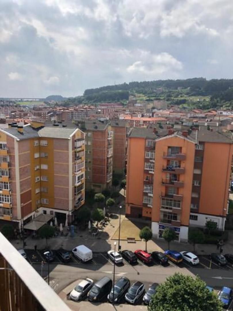 Vista exterior de Apartament de lloguer en Avilés amb Parquet, Forn i Rentadora