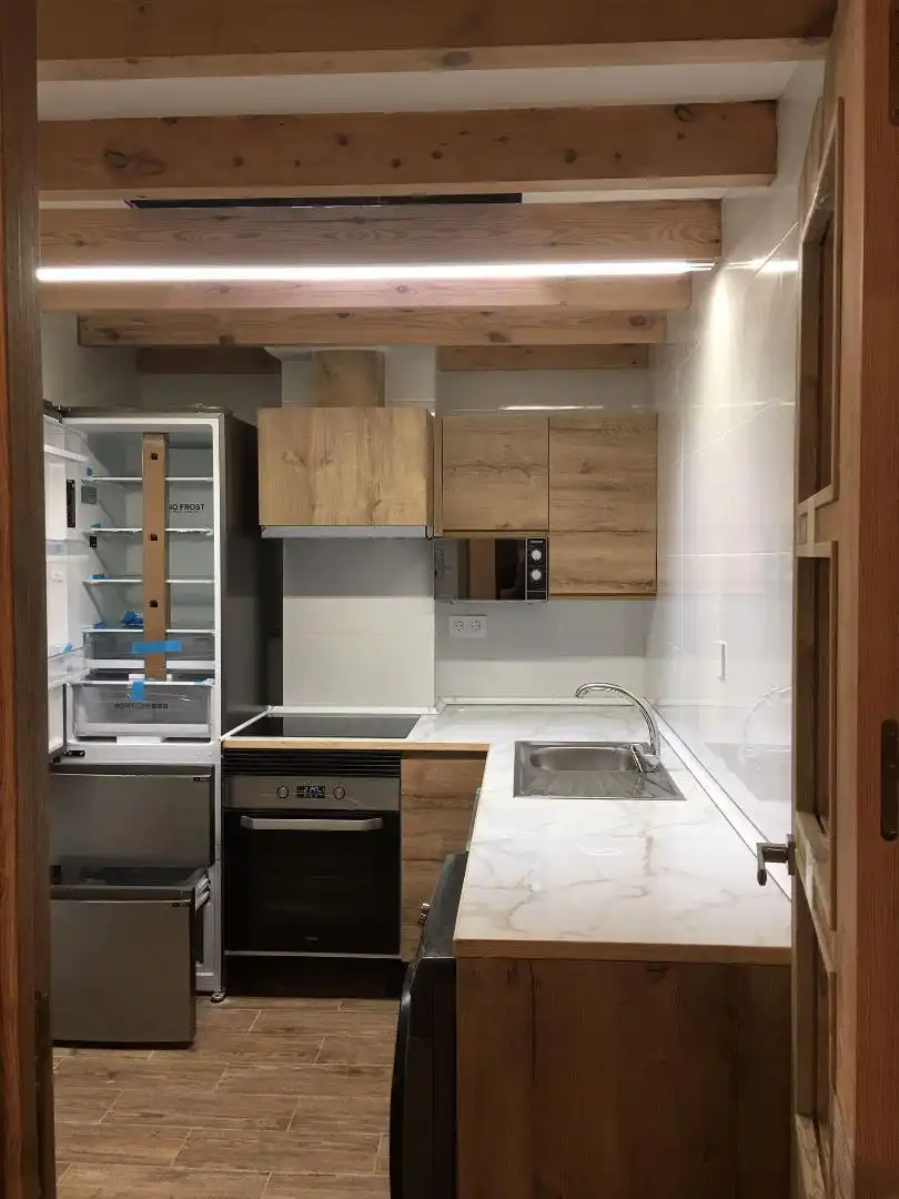 Wohnung zur Miete in Calle del Comercio, 7, Ribadesella Küche von Wohnung zur Miete in Ribadesella mit Parkett, Möbliert und Ofen