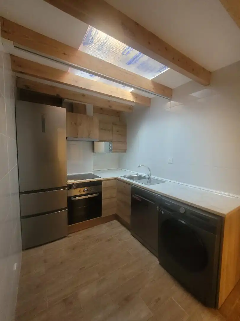 Wohnung zur Miete in Calle del Comercio, 7, Ribadesella Küche von Wohnung zur Miete in Ribadesella mit Parkett, Möbliert und Ofen