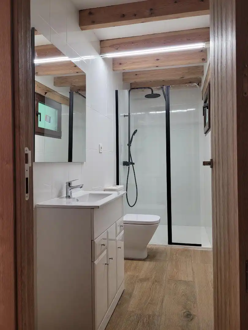Wohnung zur Miete in Calle del Comercio, 7, Ribadesella Badezimmer von Wohnung zur Miete in Ribadesella mit Parkett, Möbliert und Ofen