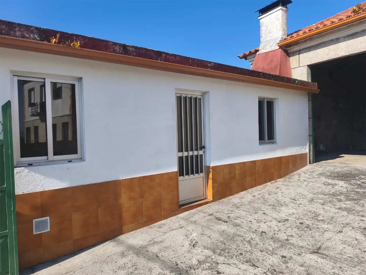 Exterior view of Houses for sale in Vilanova de Arousa  with Heating, Private garden and Storage room