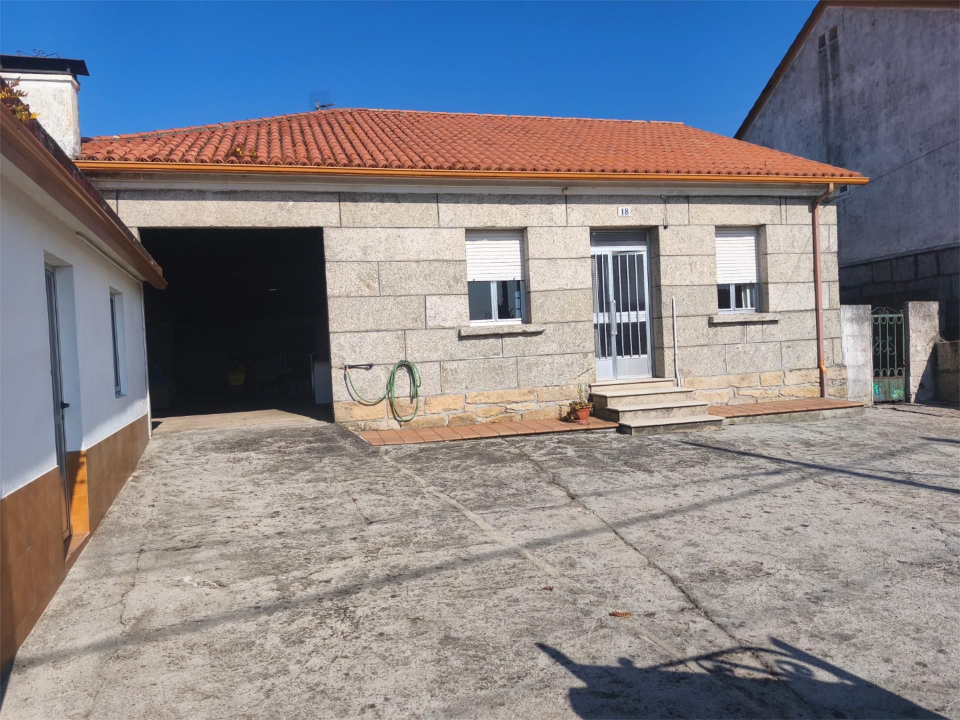 Vista exterior de Casa o xalet en venda en Vilanova de Arousa amb Calefacció, Jardí privat i Traster